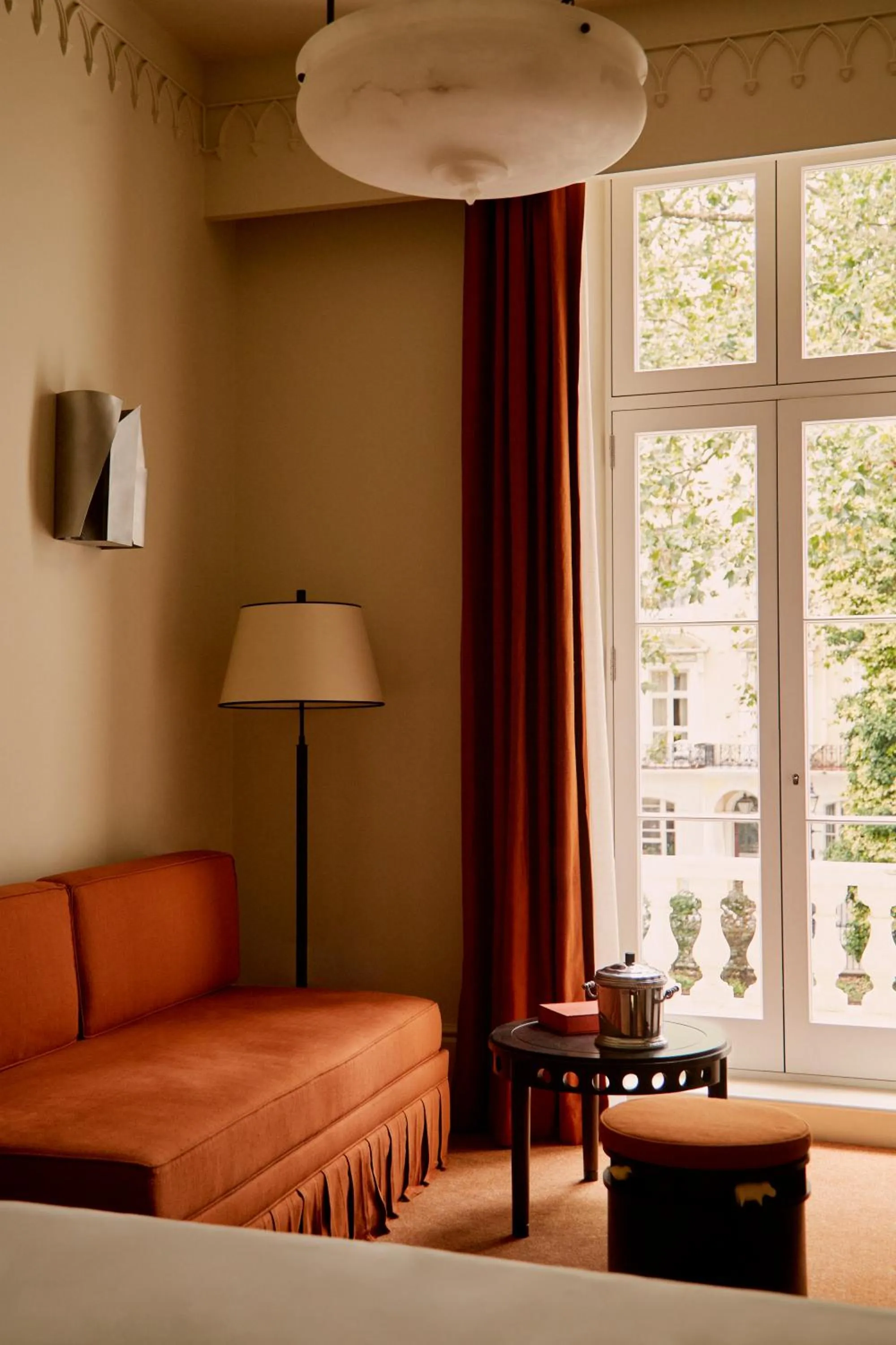 Living room, Bed in Grand Hotel Bellevue London