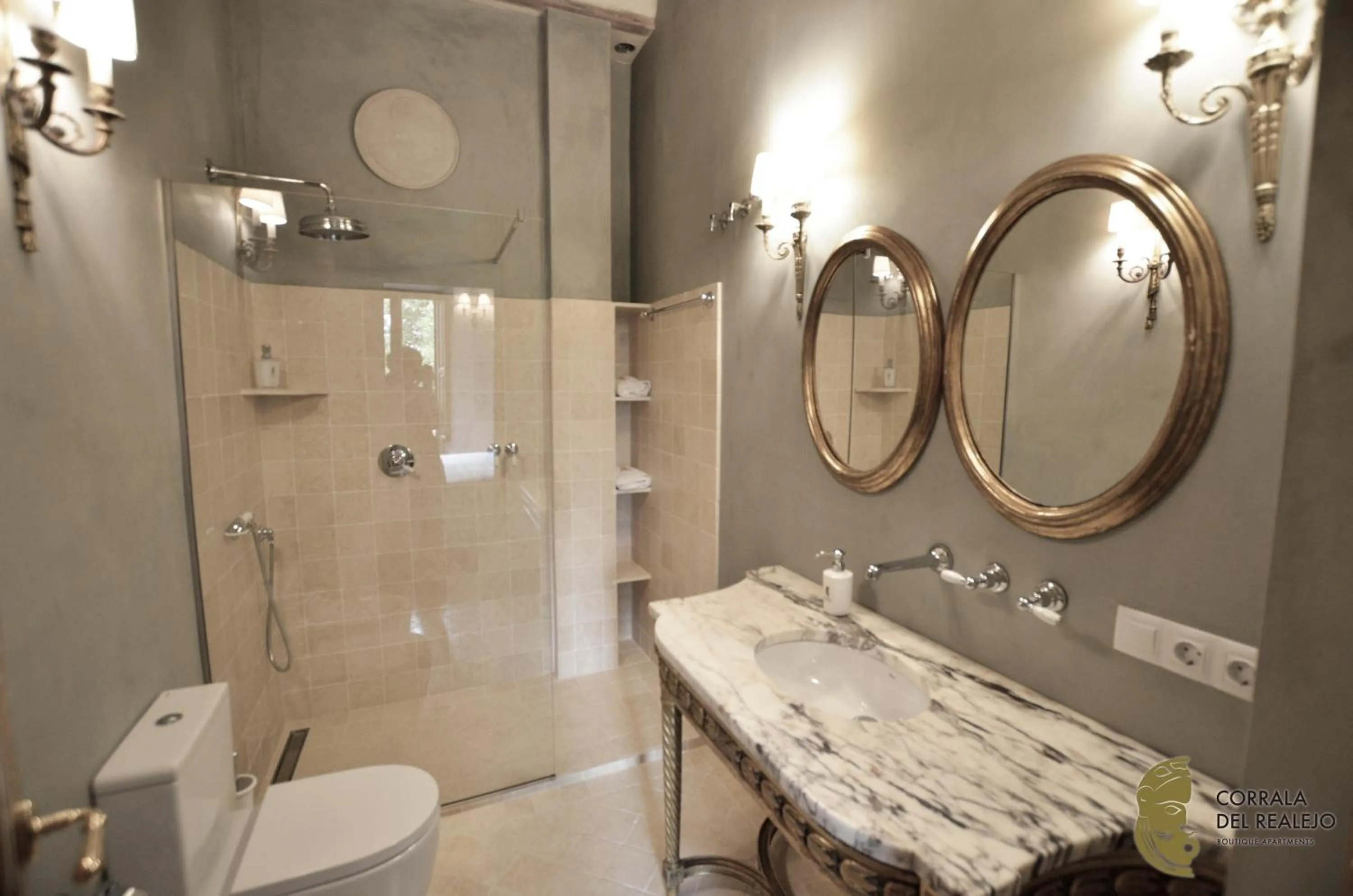 Shower in La Corrala del Realejo