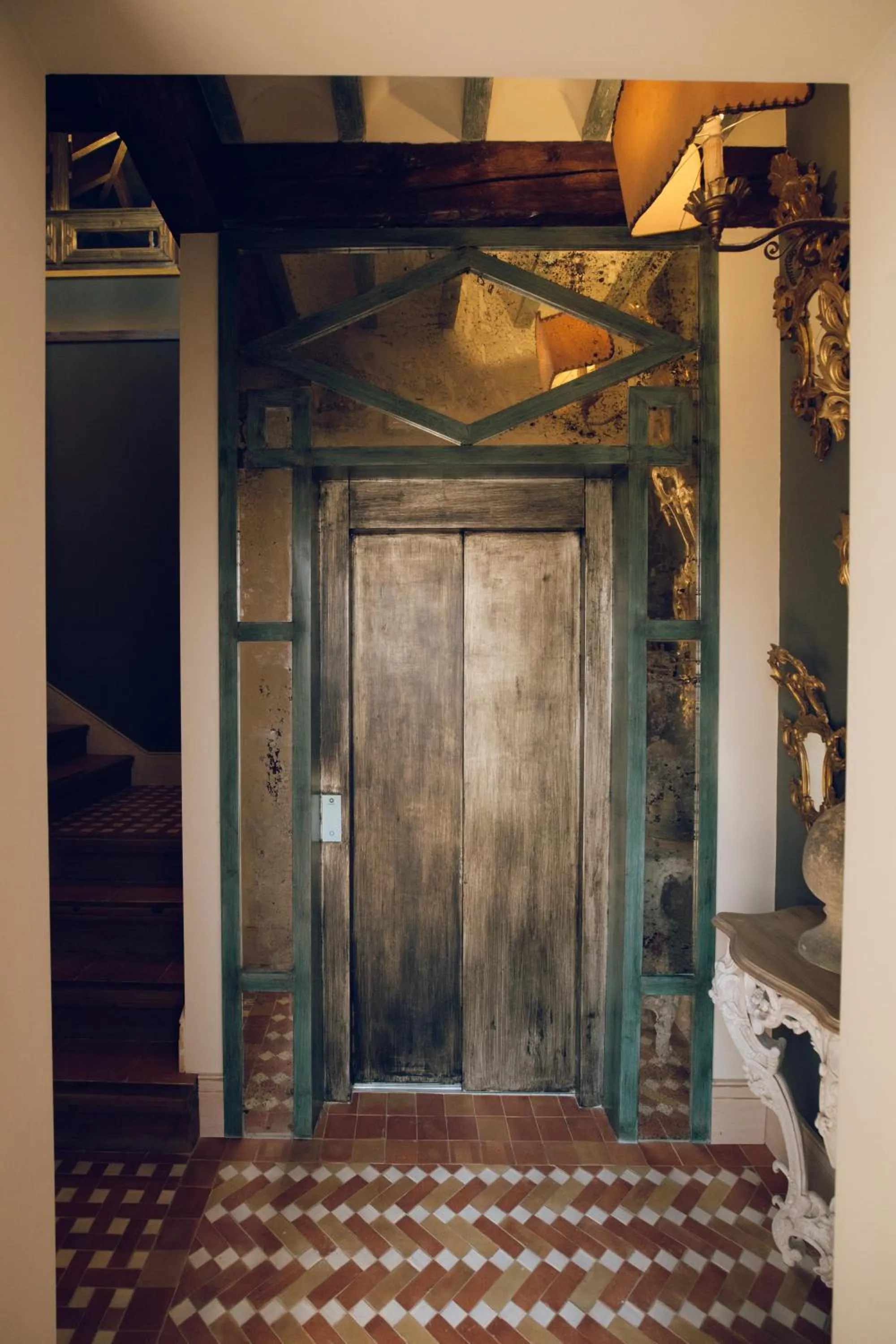 elevator in La Corrala del Realejo