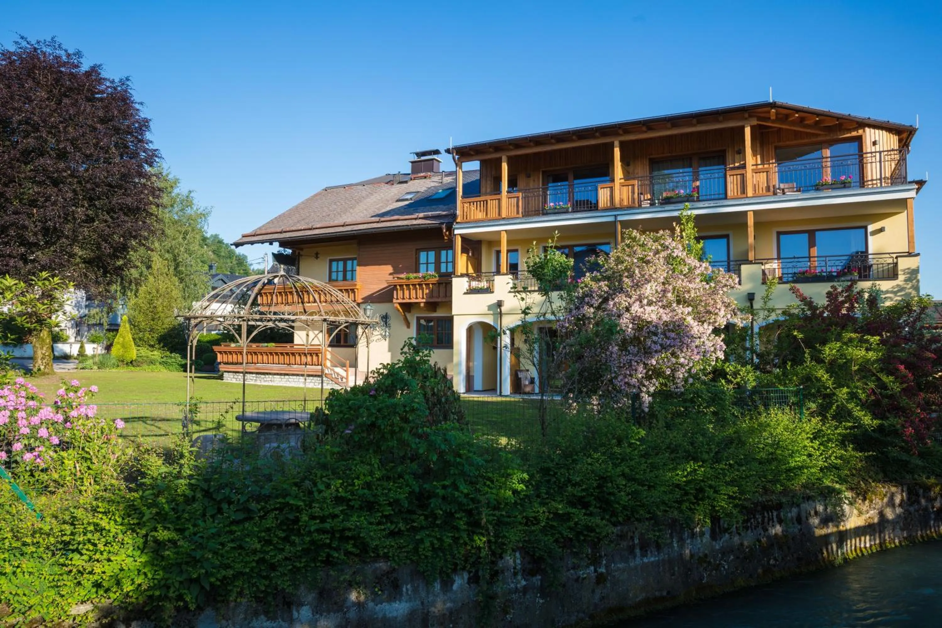 Property building in Garten - Hotel Sallerhof