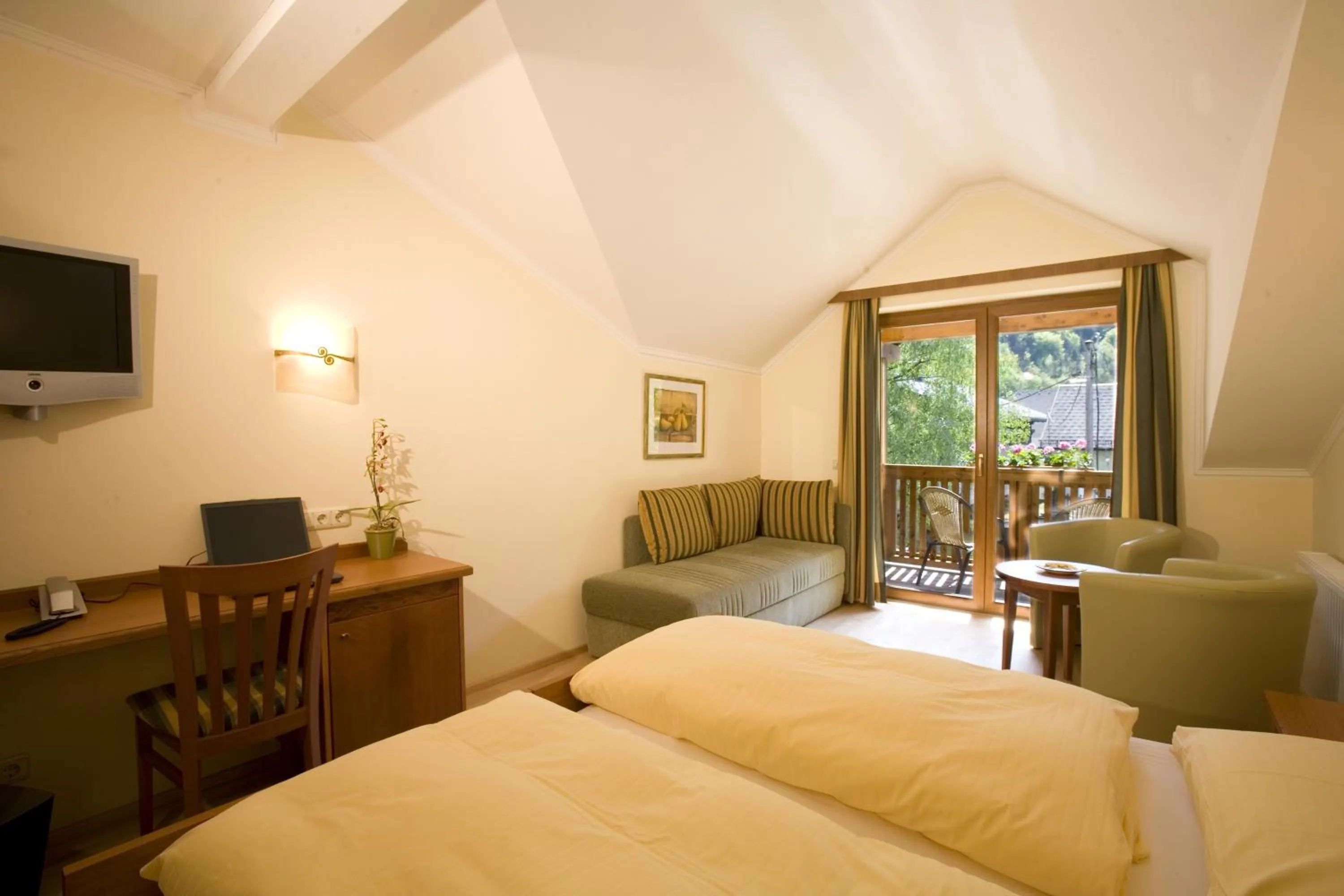 Photo of the whole room, Bed in Garten - Hotel Sallerhof