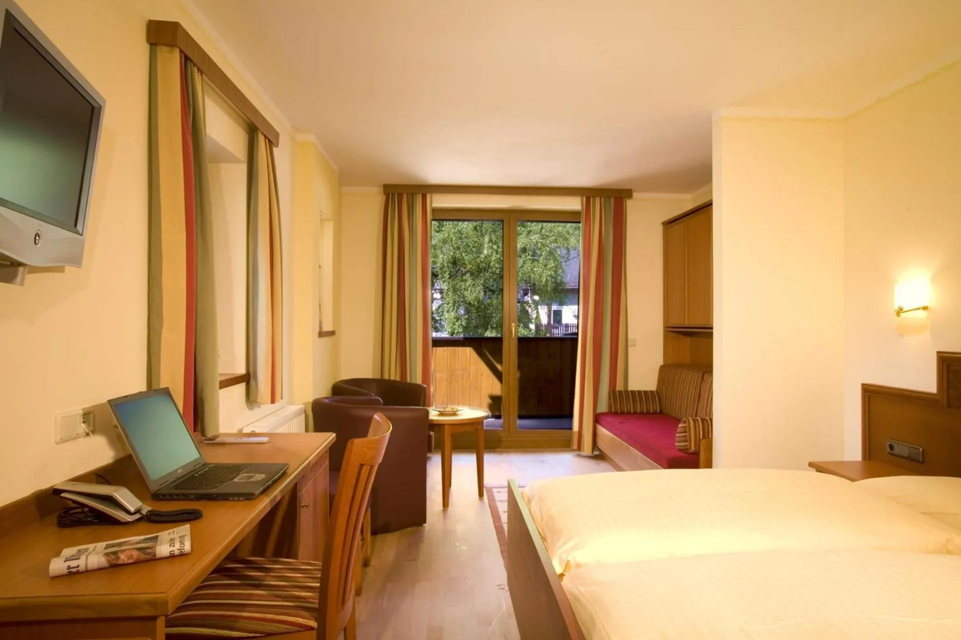Photo of the whole room, Bed in Garten - Hotel Sallerhof