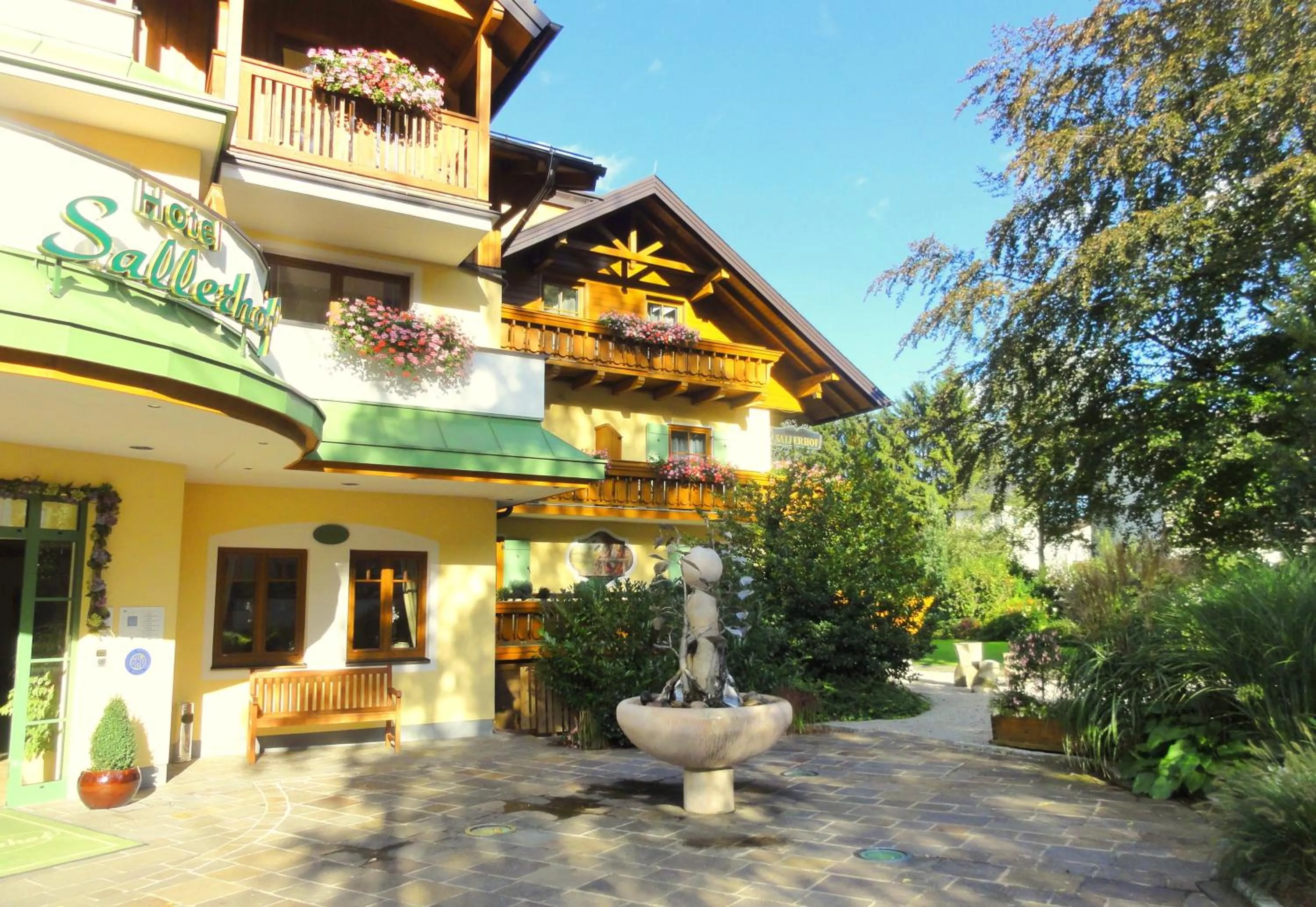 Facade/entrance in Garten - Hotel Sallerhof