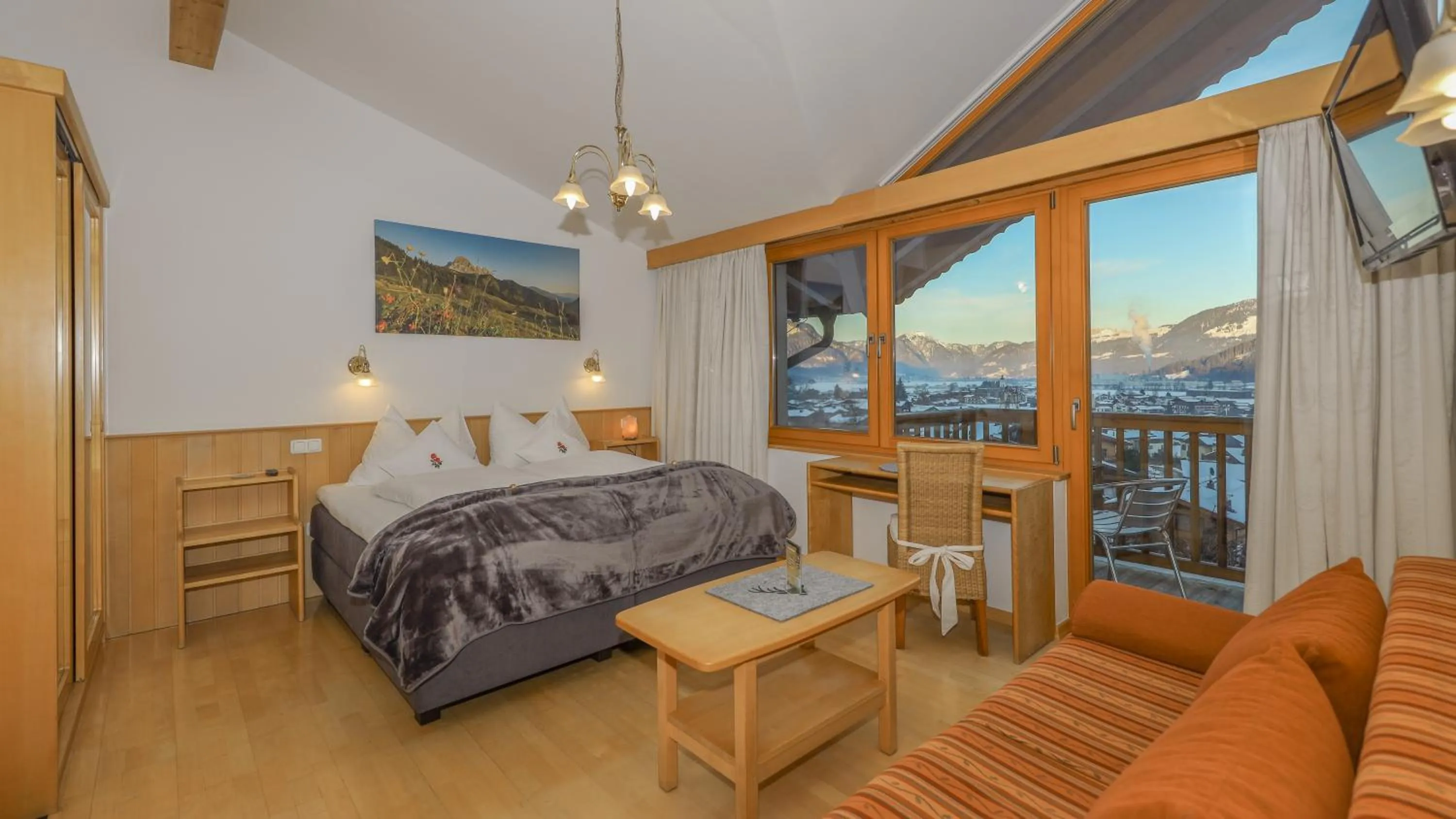 Photo of the whole room, Bed in Gartenhotel Rosenhof bei Kitzbühel