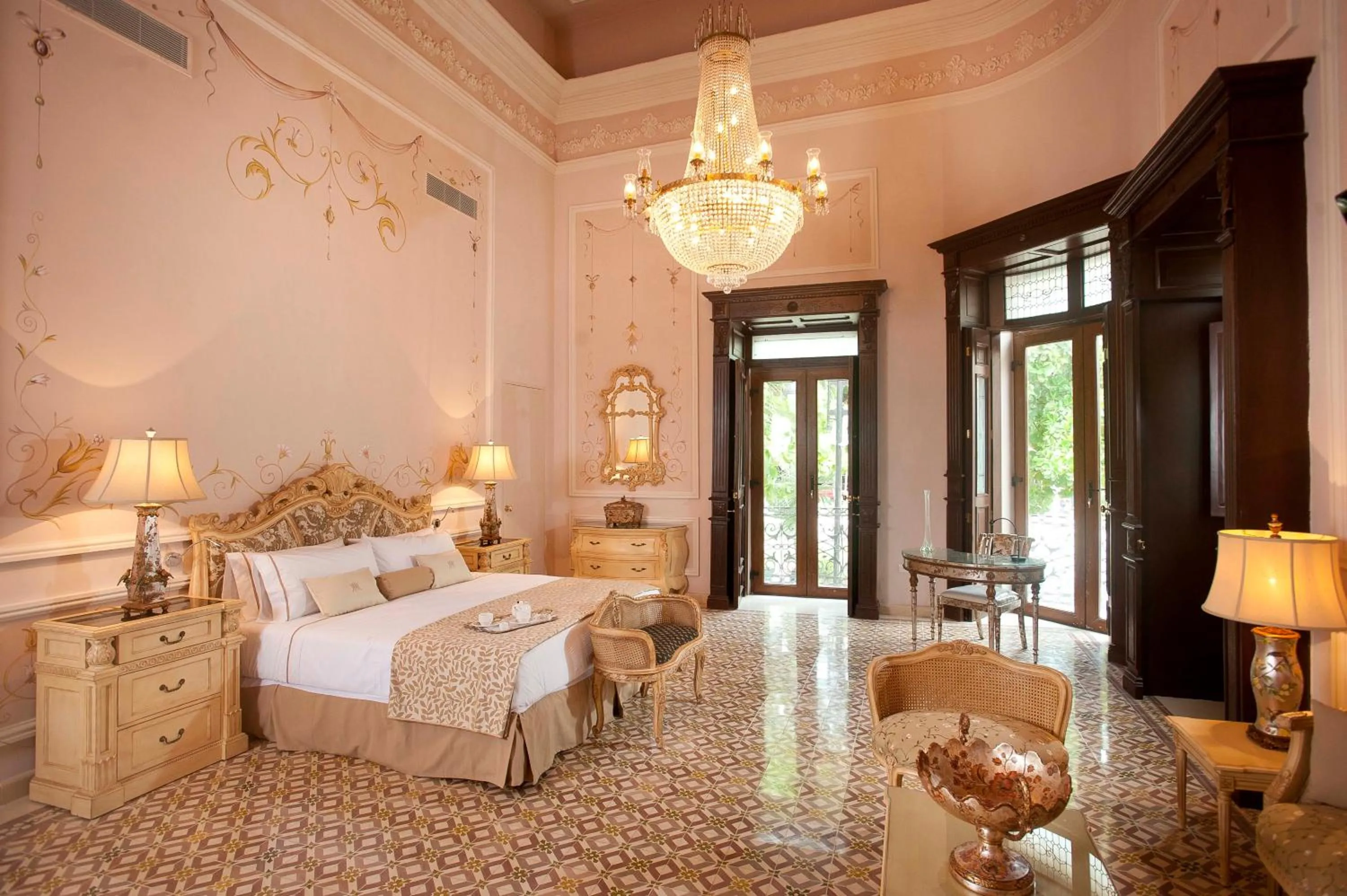 Bed in Mansión Mérida Boutique Hotel - Restaurant