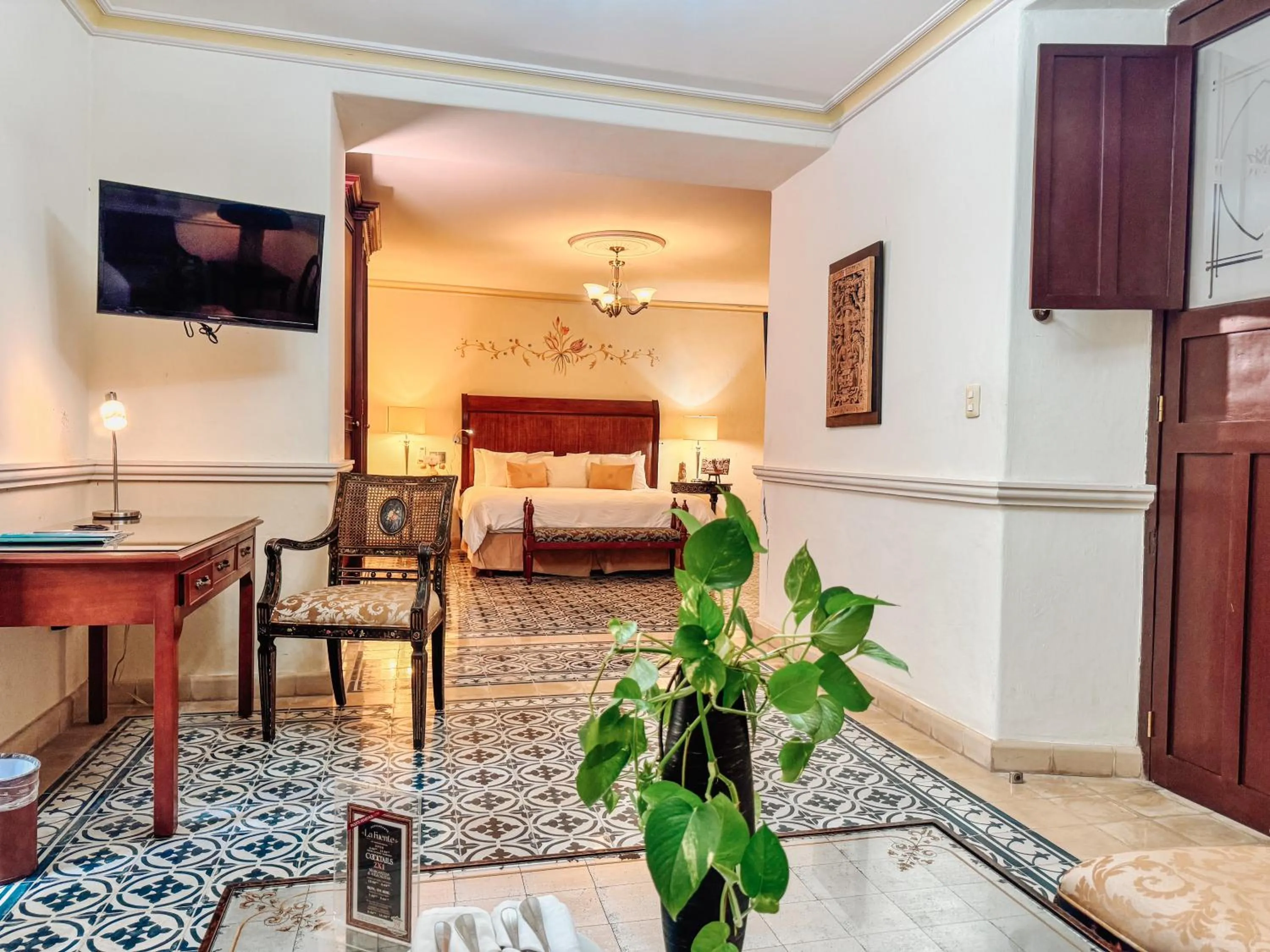 Living room, Bed in Mansión Mérida Boutique Hotel - Restaurant