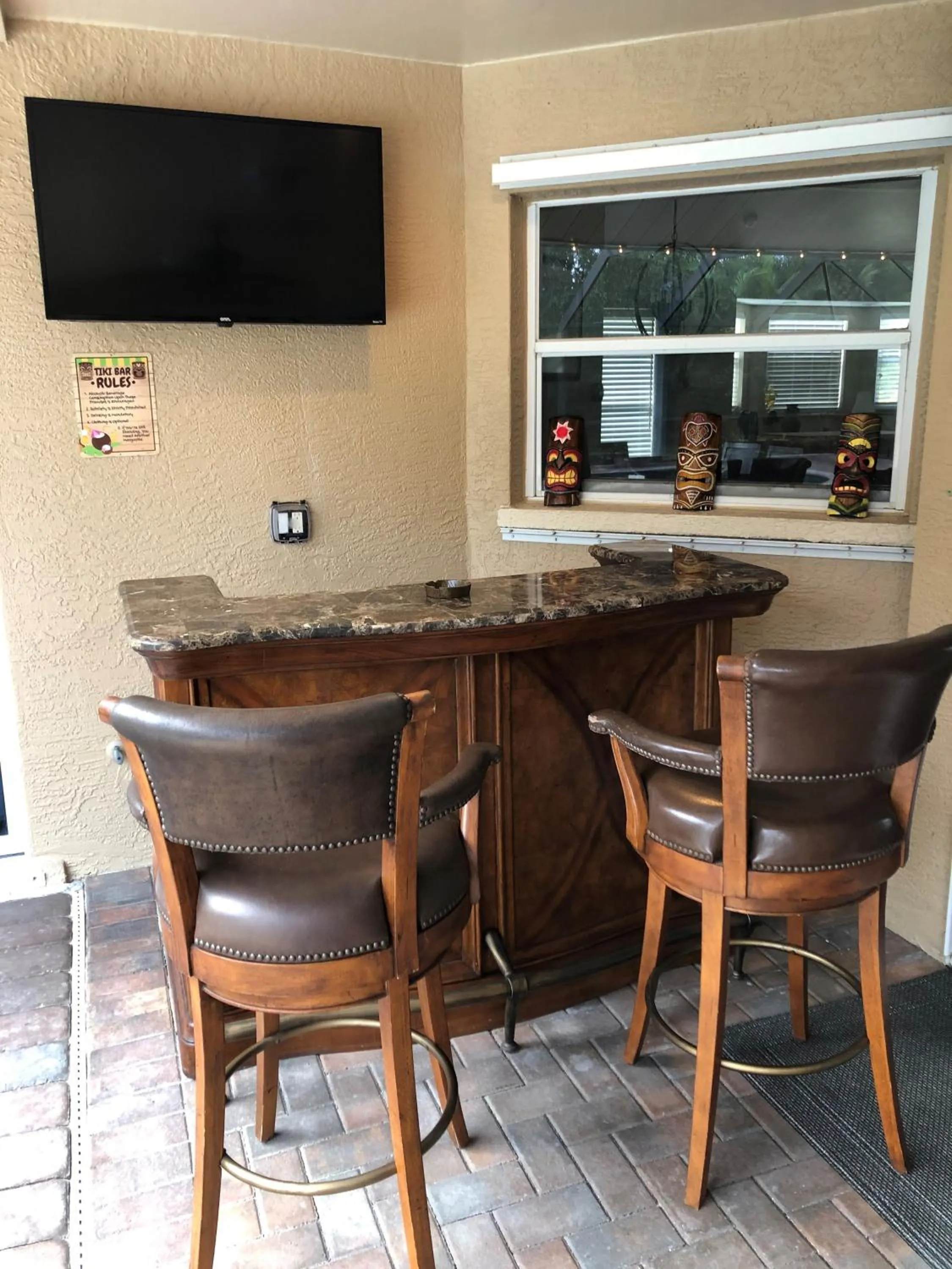 Lounge or bar in Tiki Paradise House & pool - 10 min to Beach!