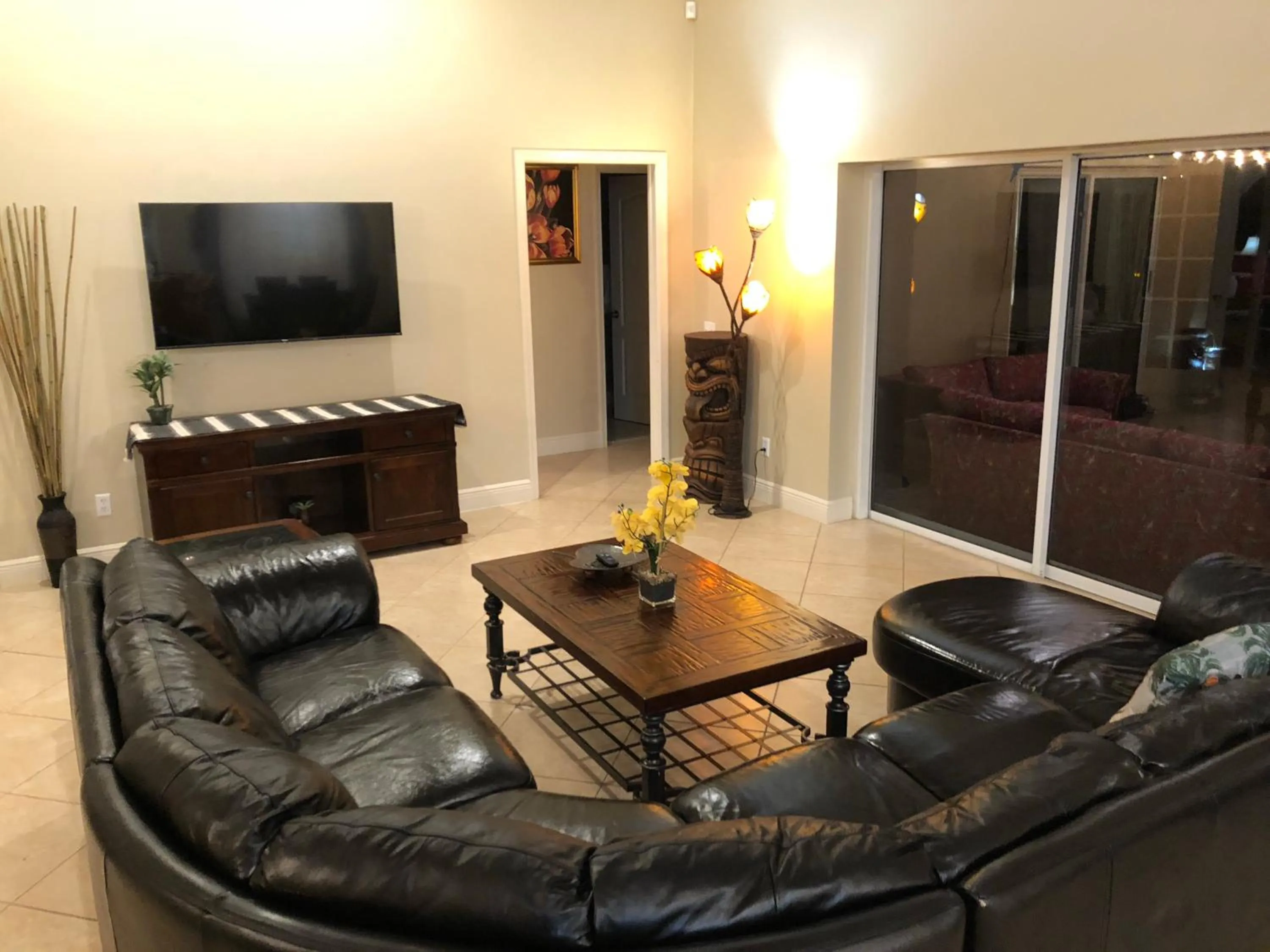 Living room in Tiki Paradise House & pool - 10 min to Beach!