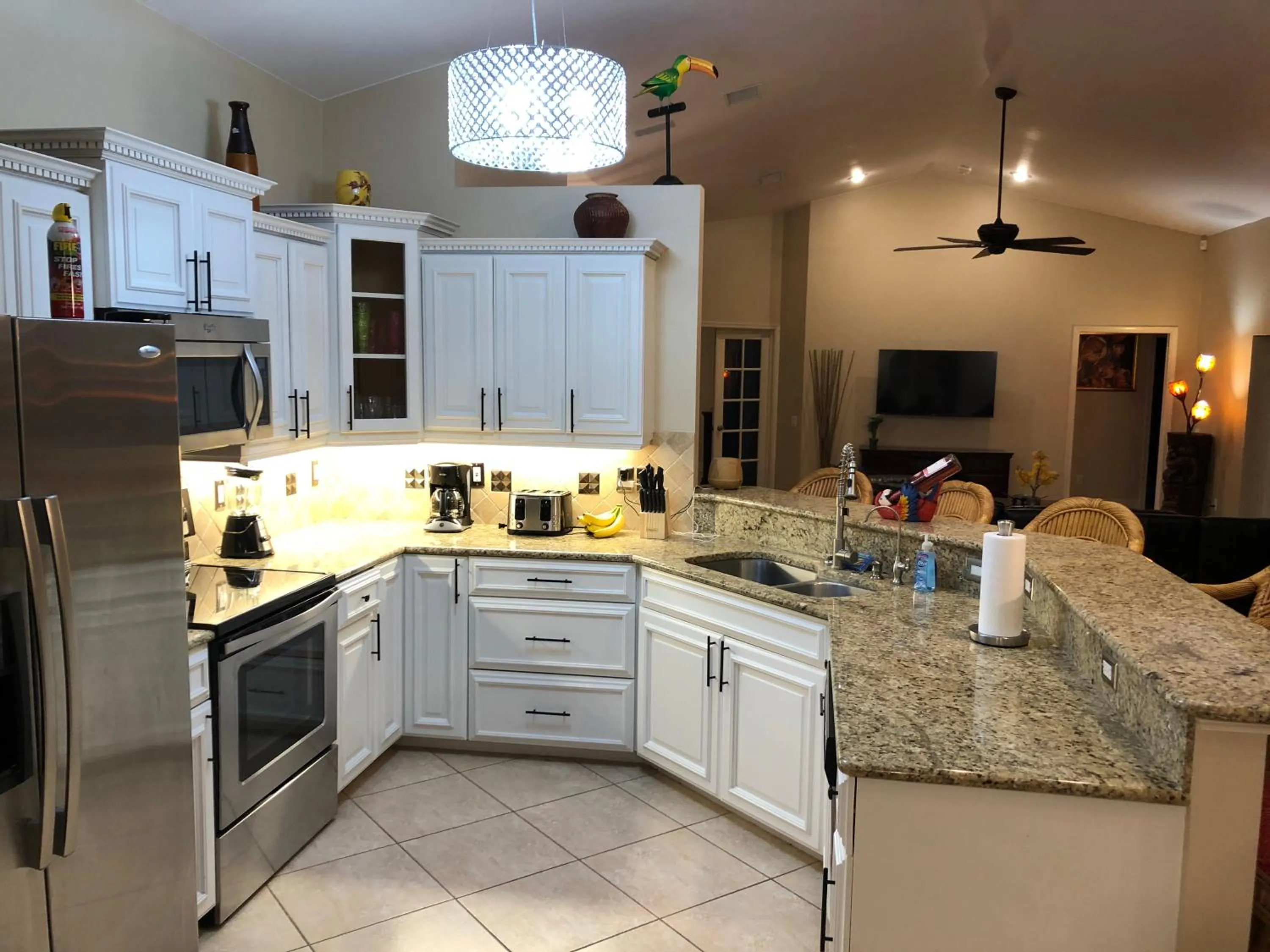 Kitchen or kitchenette in Tiki Paradise House & pool - 10 min to Beach!