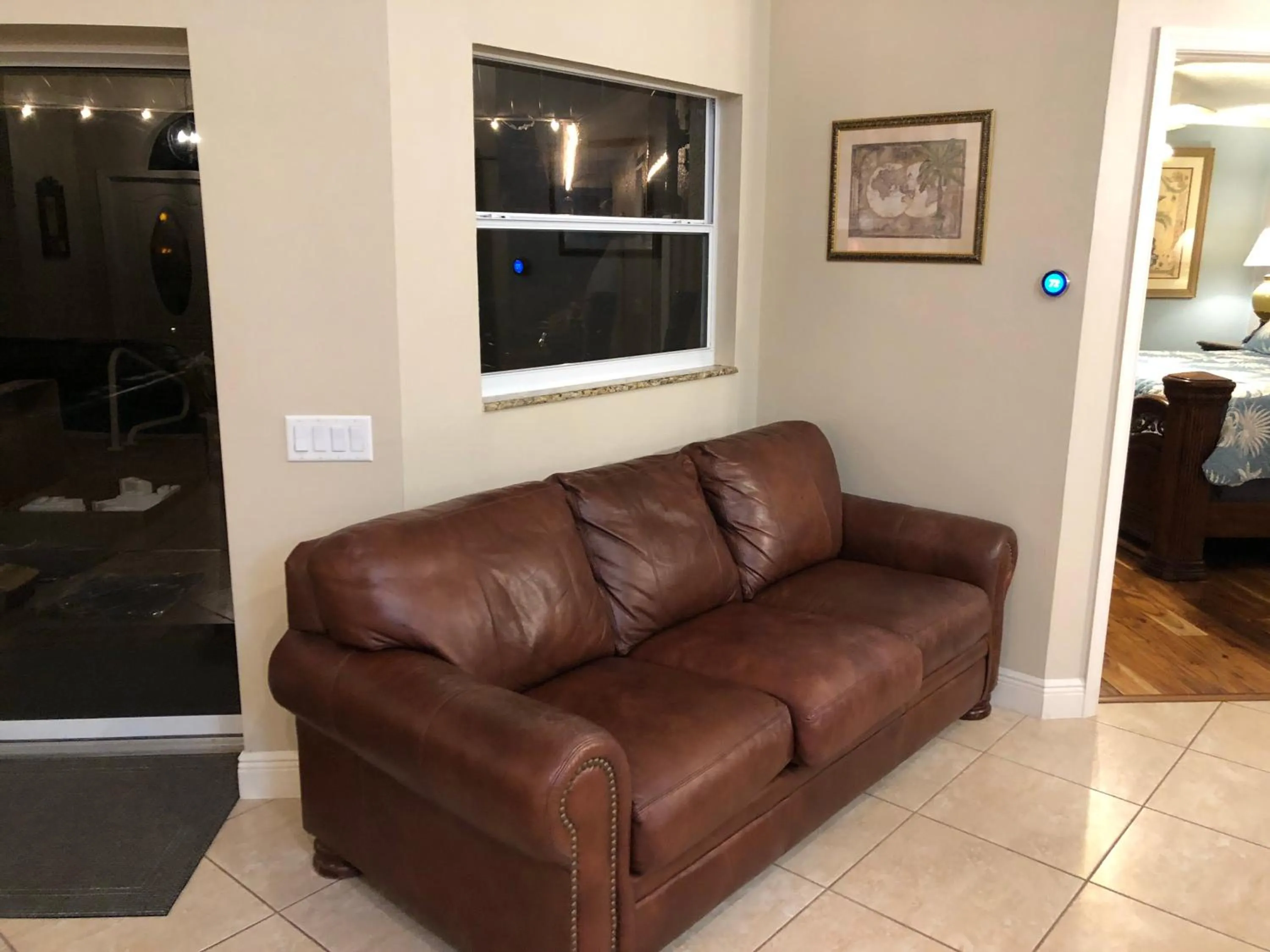 Bed in Tiki Paradise House & pool - 10 min to Beach!