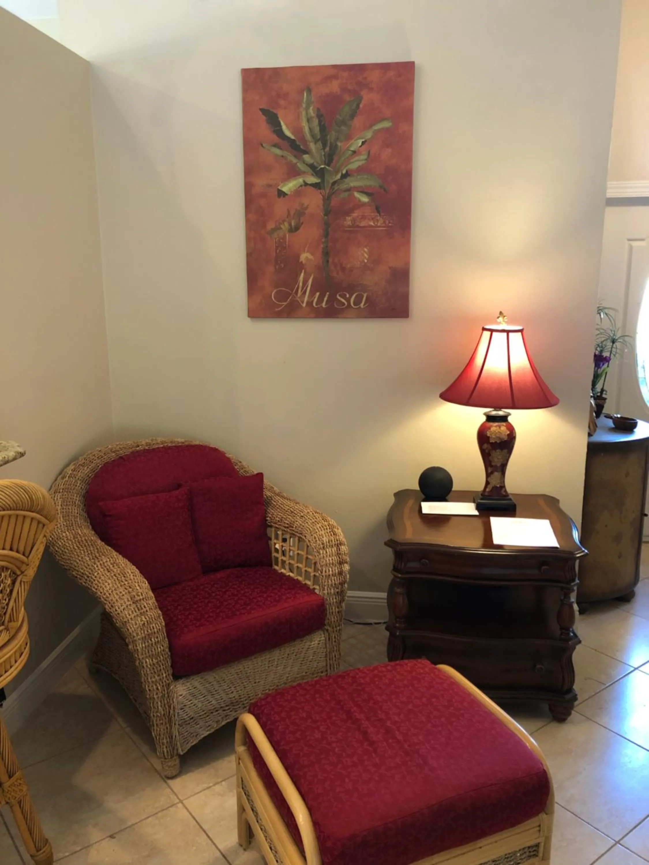 Tiki Paradise House & pool - 10 min to Beach!