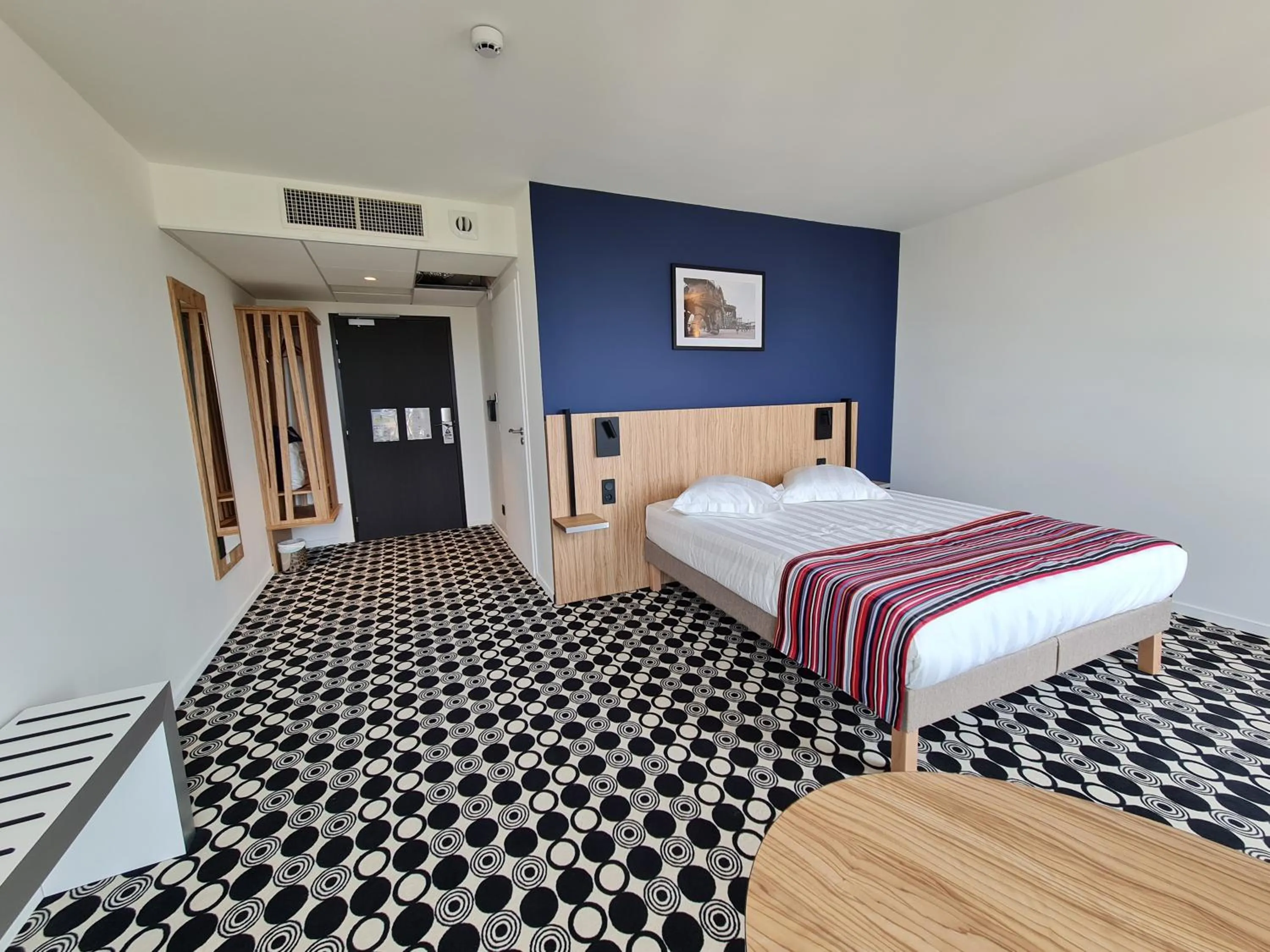 Photo of the whole room, Bed in Akena Nantes Rezé Aéroport