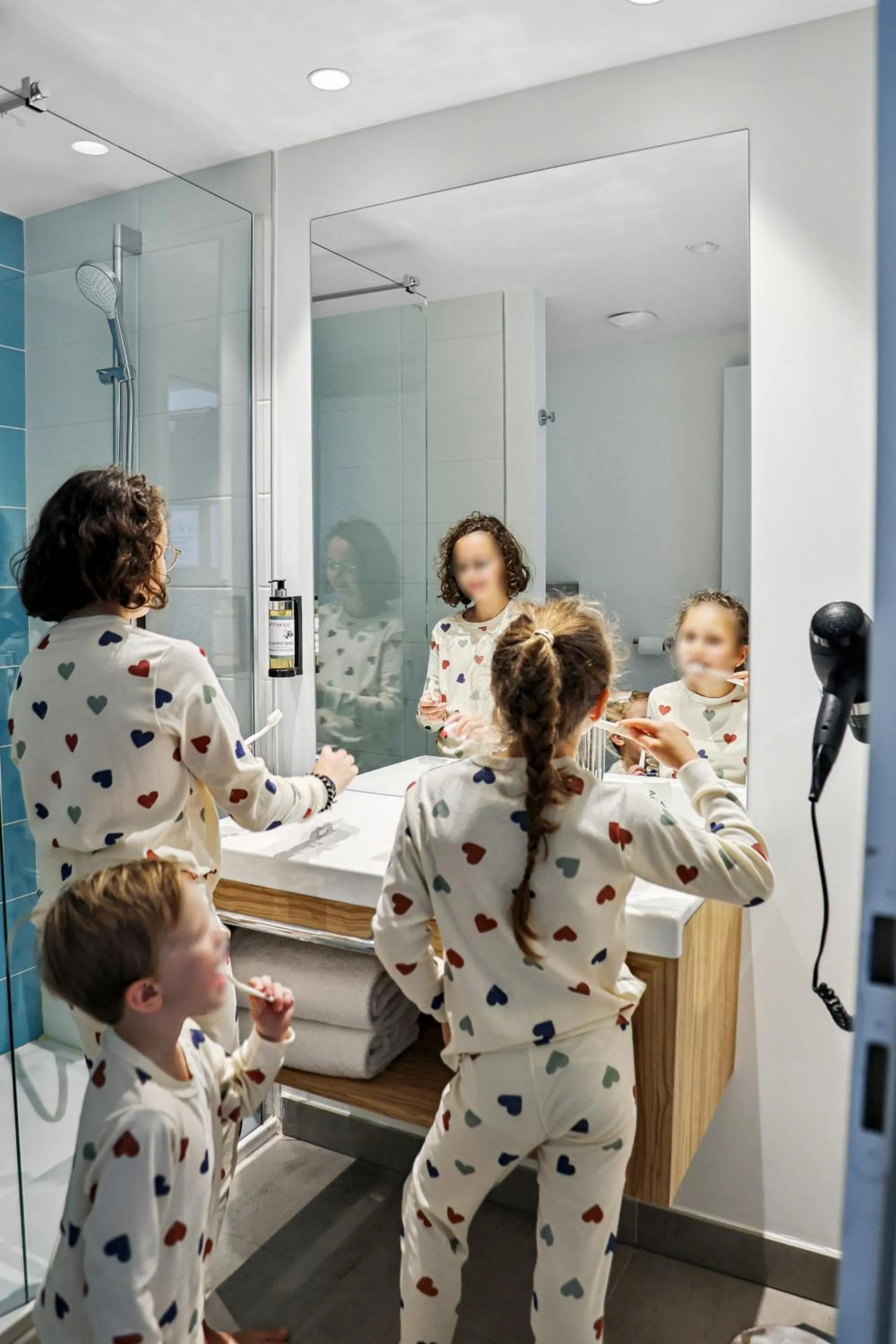 children in Akena Nantes Rezé Aéroport