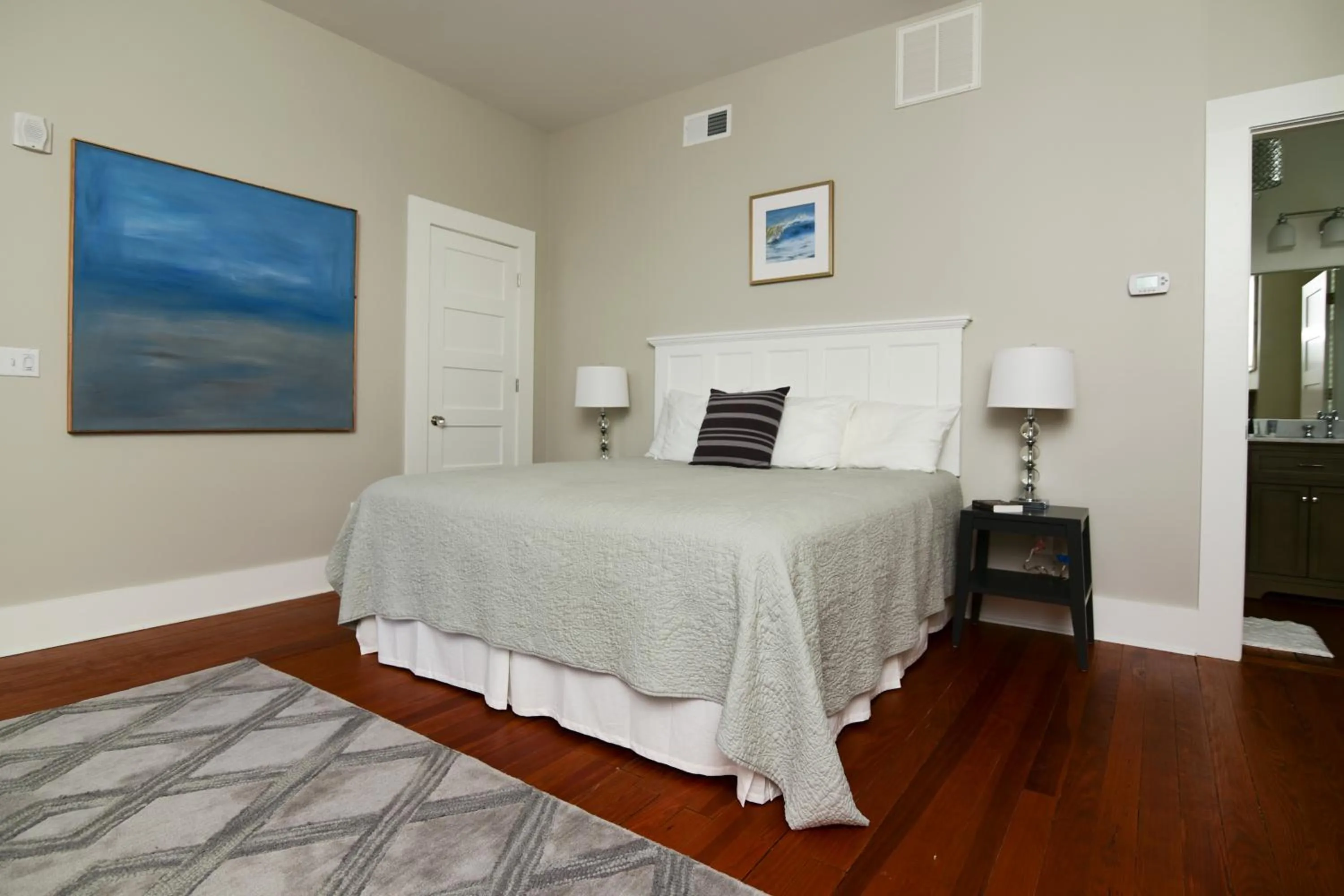 Bed in 607 Bay Inn Downtown Beaufort