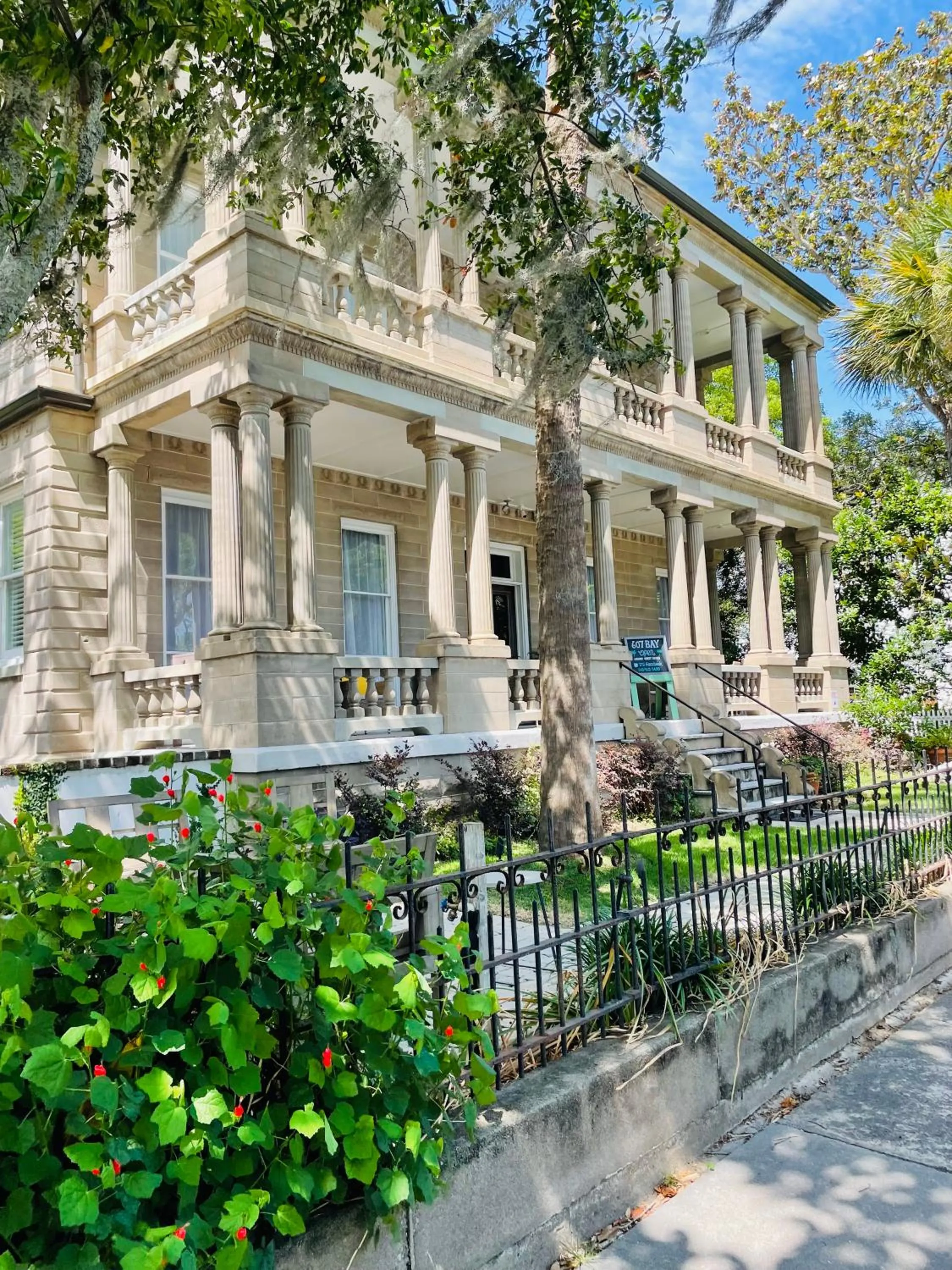 Property building in 607 Bay Inn Downtown Beaufort