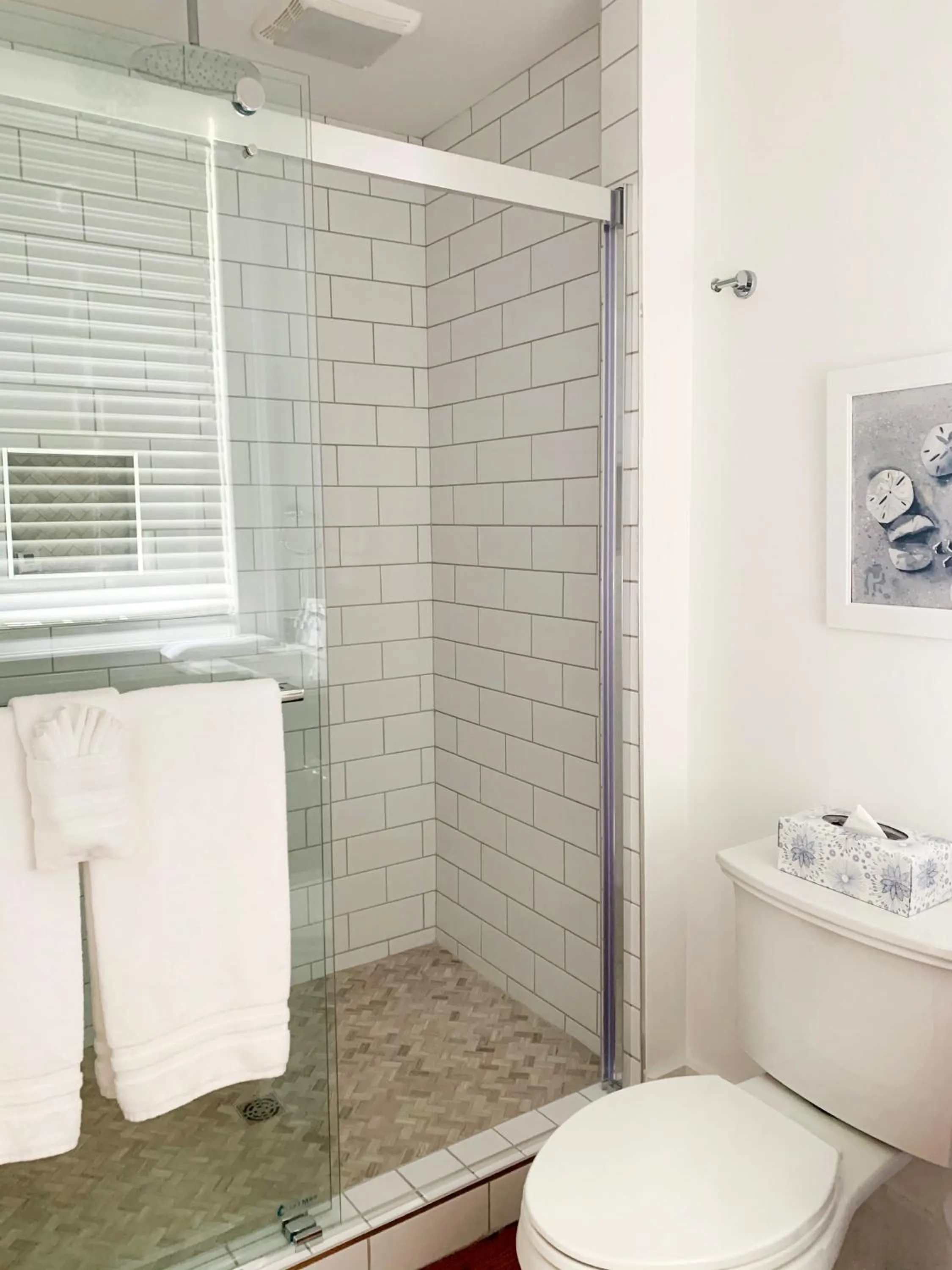 Shower in 607 Bay Inn Downtown Beaufort