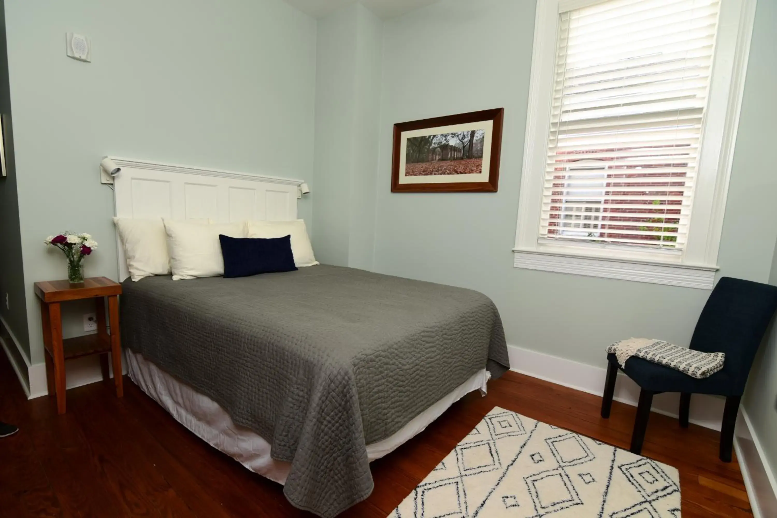 Deluxe Queen Room in 607 Bay Inn Downtown Beaufort Deluxe Queen Room in 607 Bay Inn Downtown Beaufort