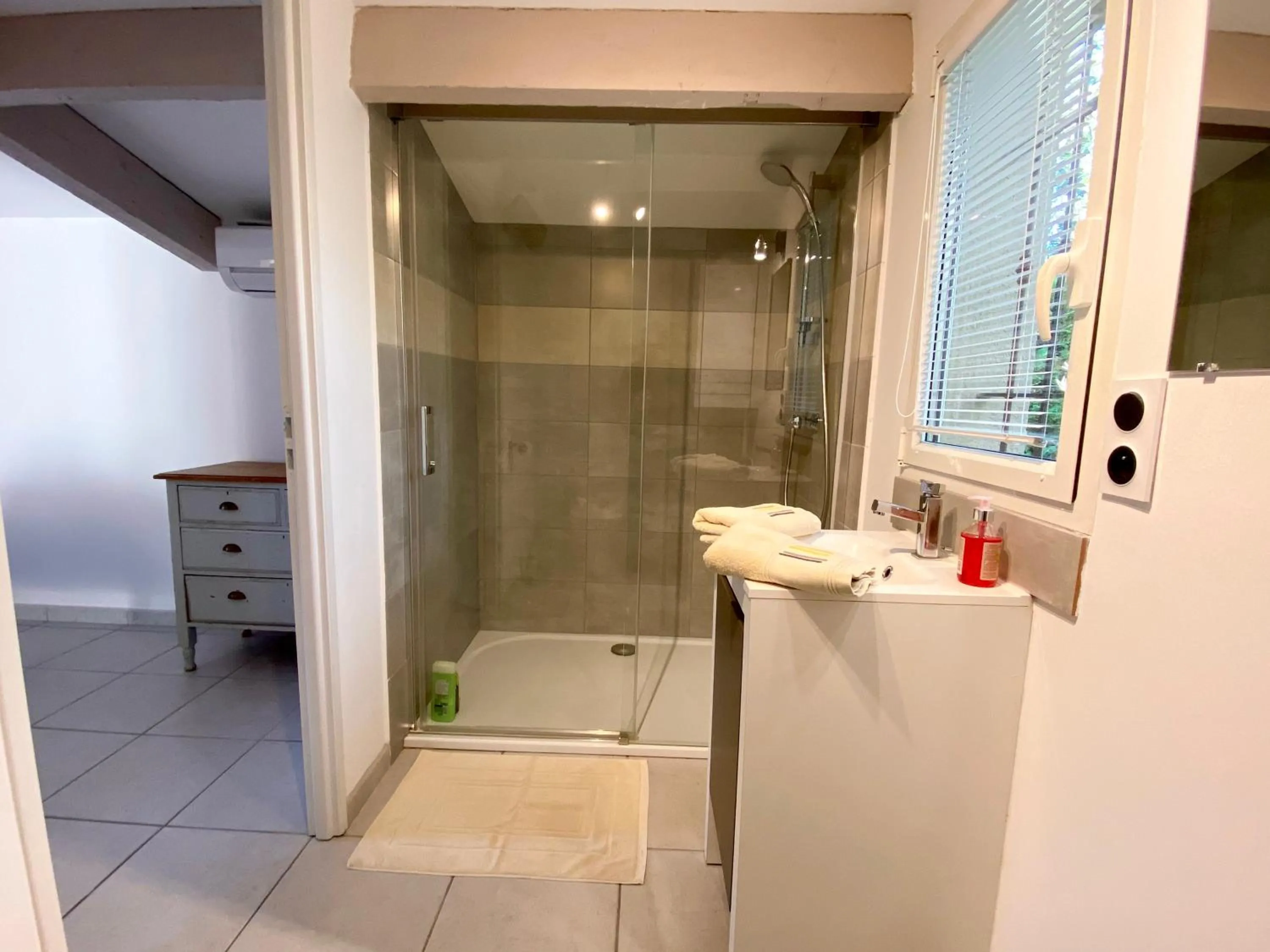 Bathroom in Le Mas Carré Séguret