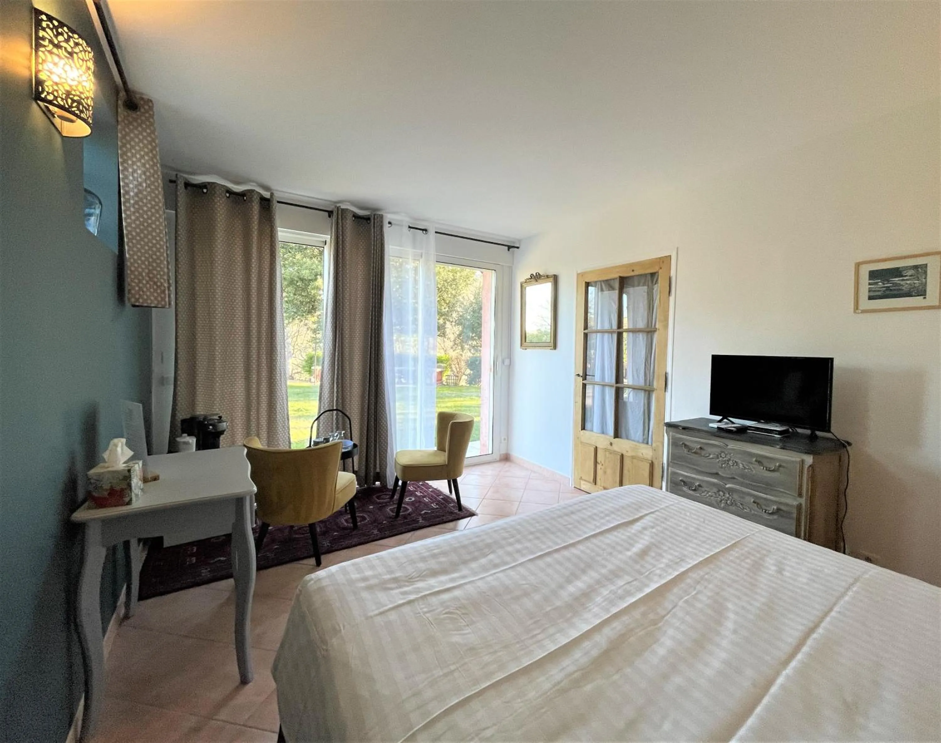 Bedroom, Bed in Le Mas Carré Séguret