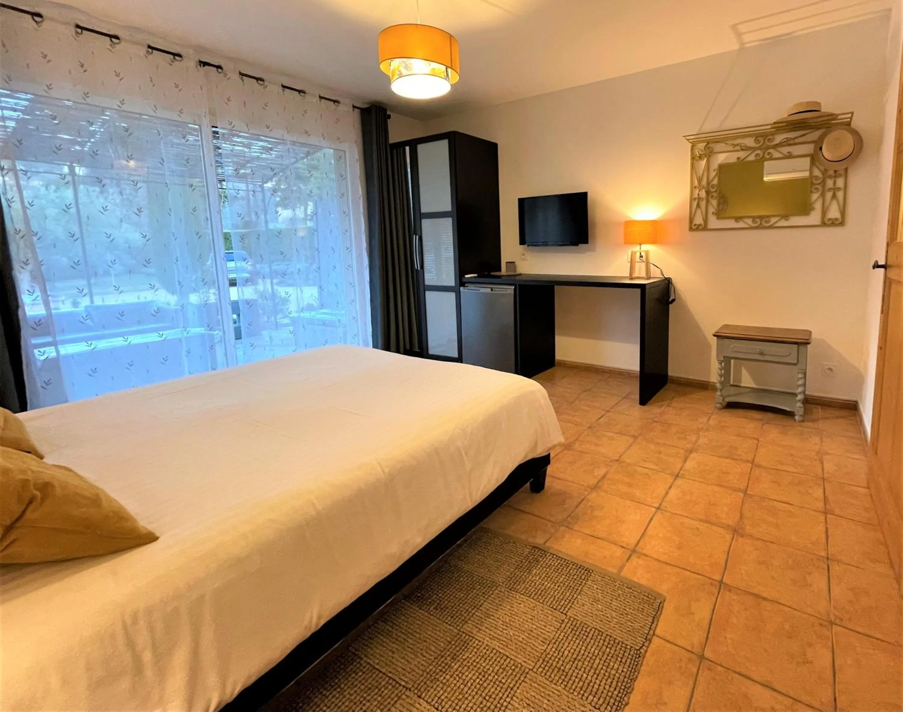 Photo of the whole room, Bed in Le Mas Carré Séguret