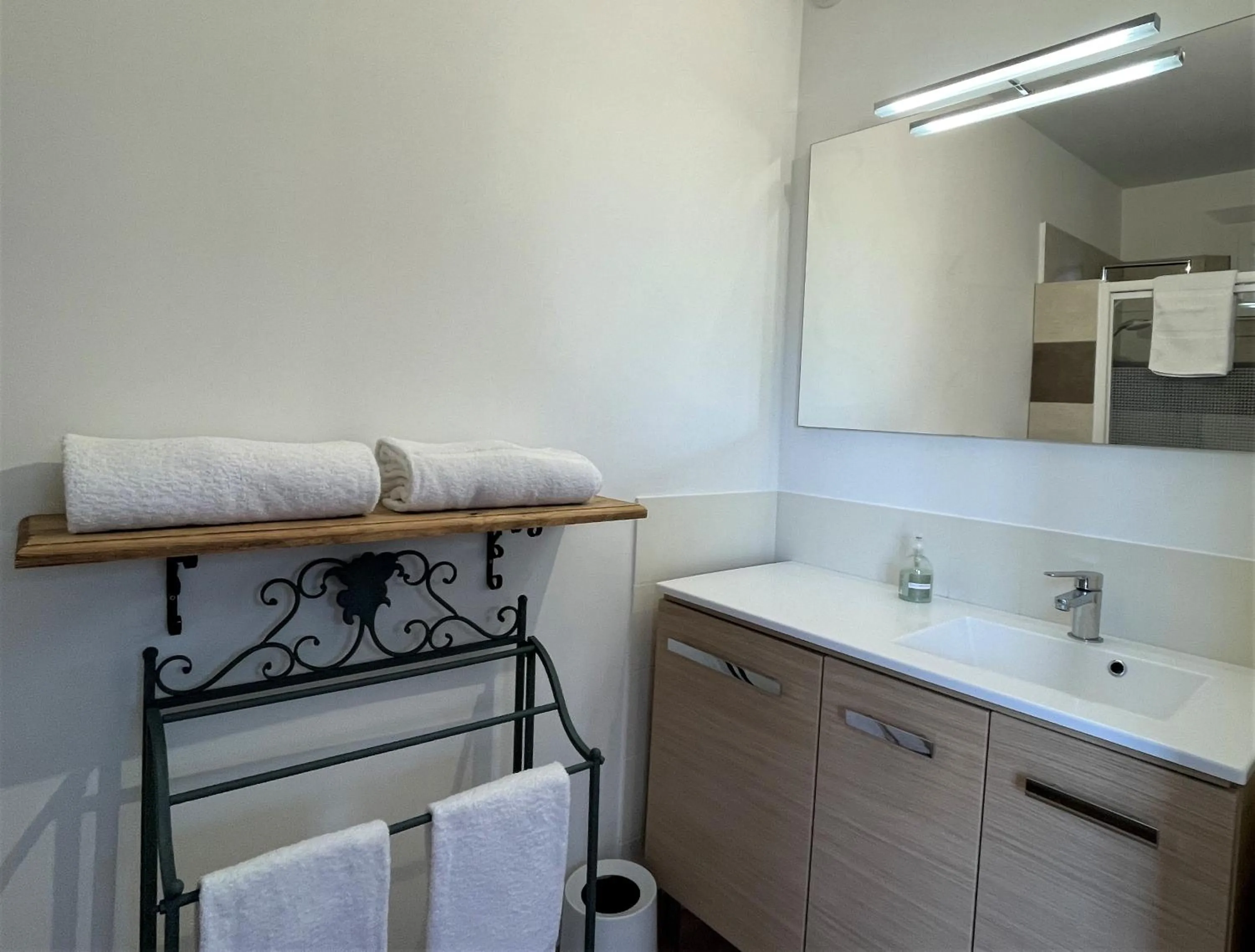 Bathroom in Le Mas Carré Séguret