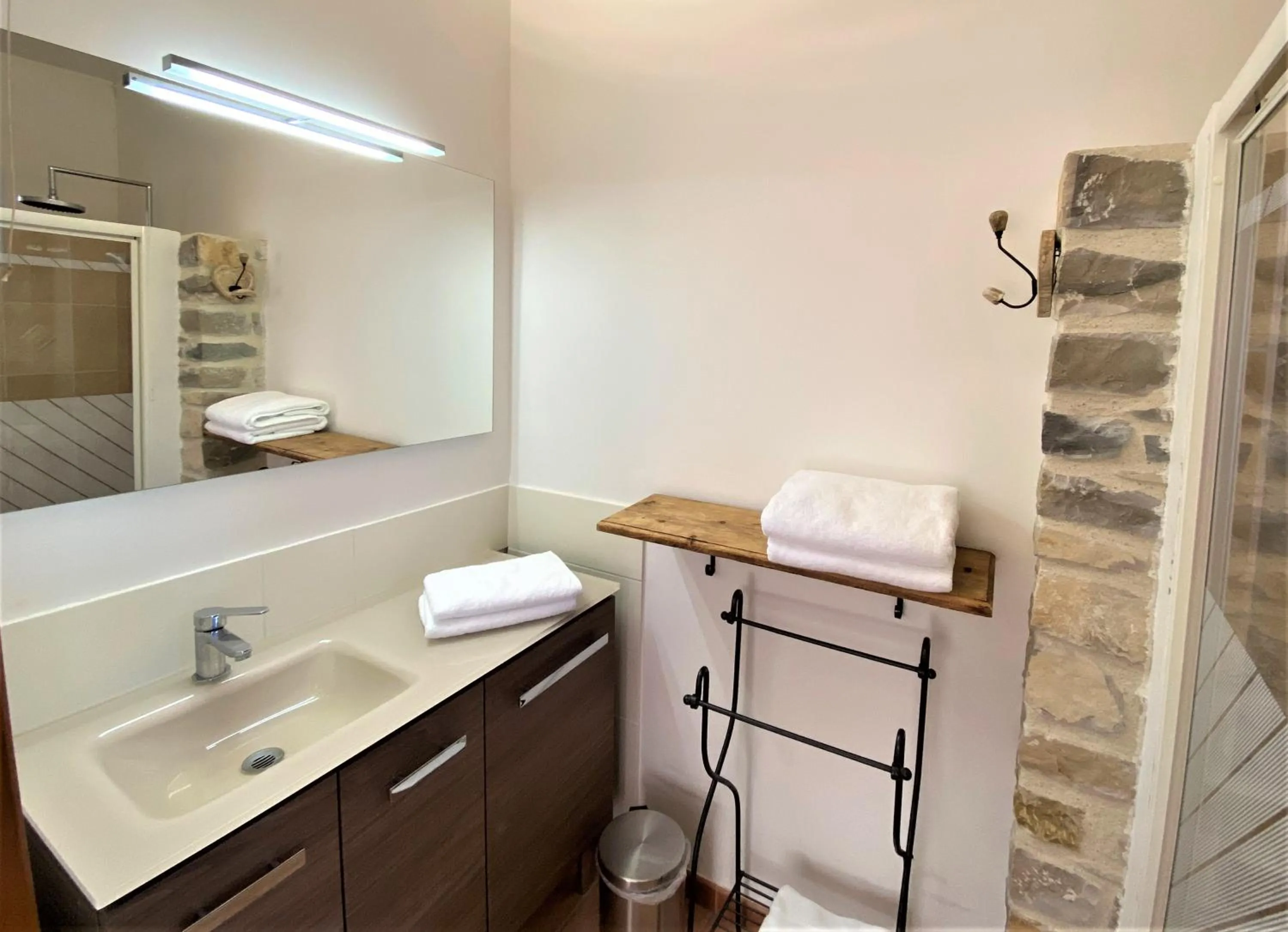 Bathroom in Le Mas Carré Séguret