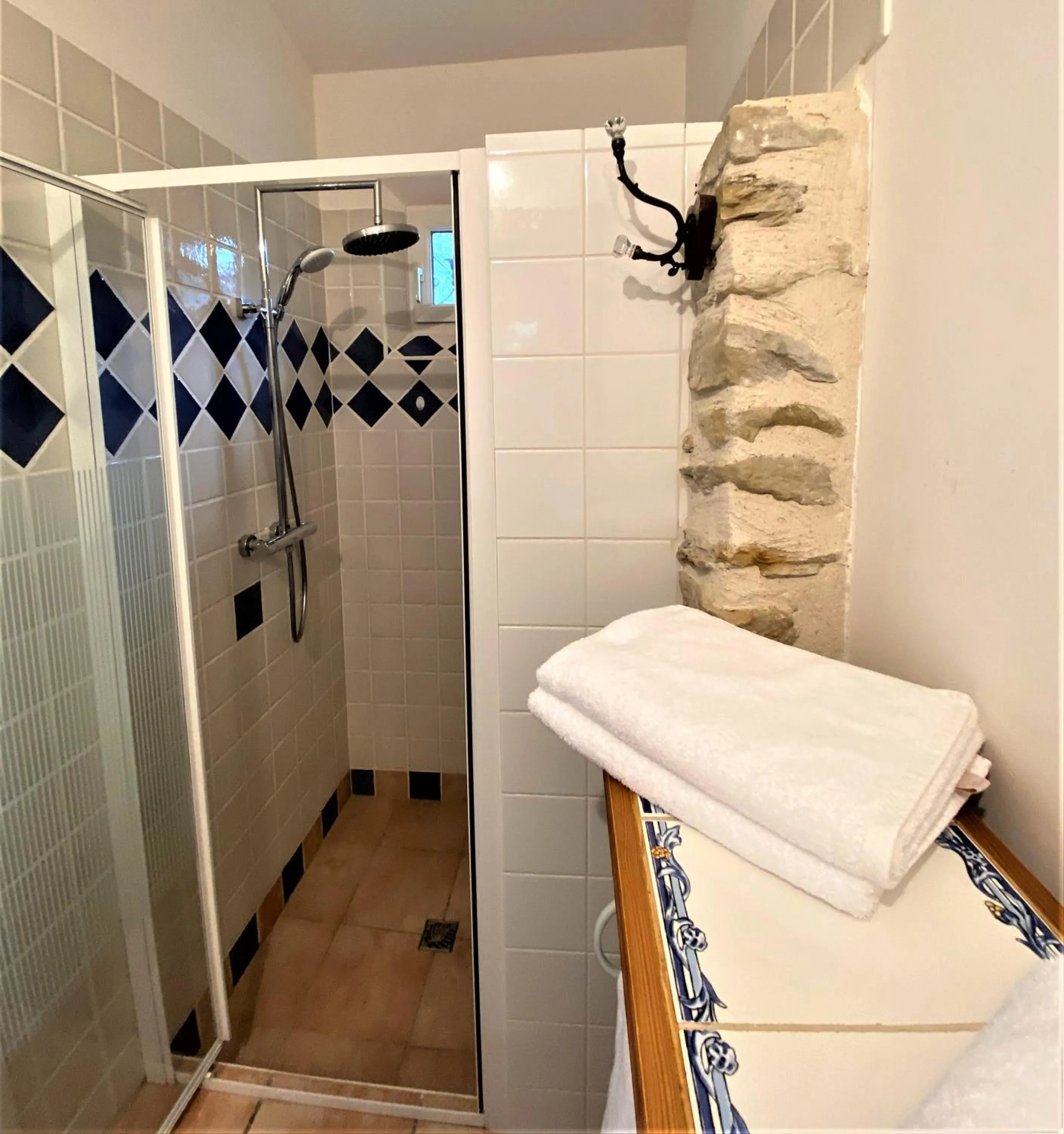 Shower in Le Mas Carré Séguret