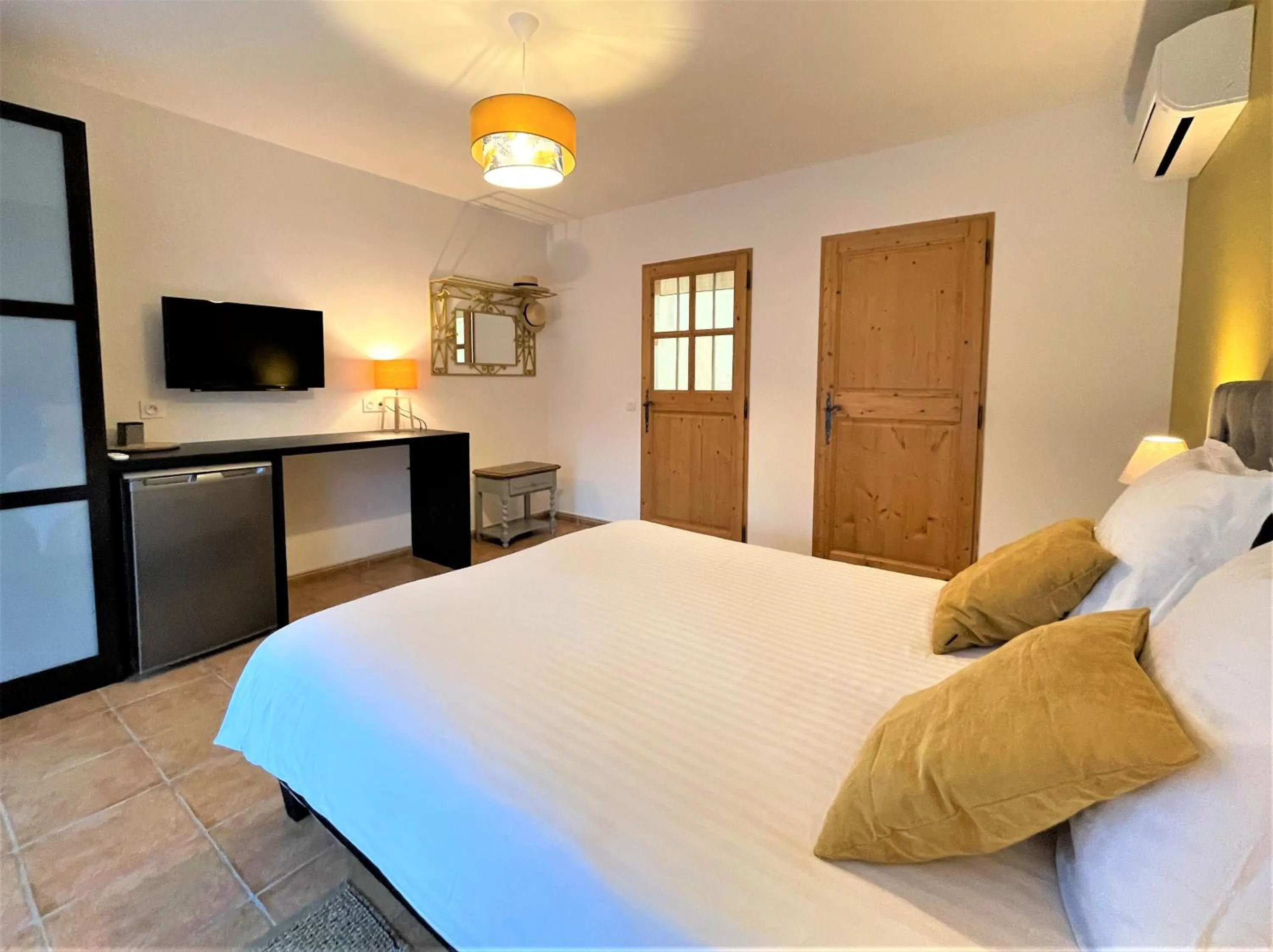 Photo of the whole room, Bed in Le Mas Carré Séguret