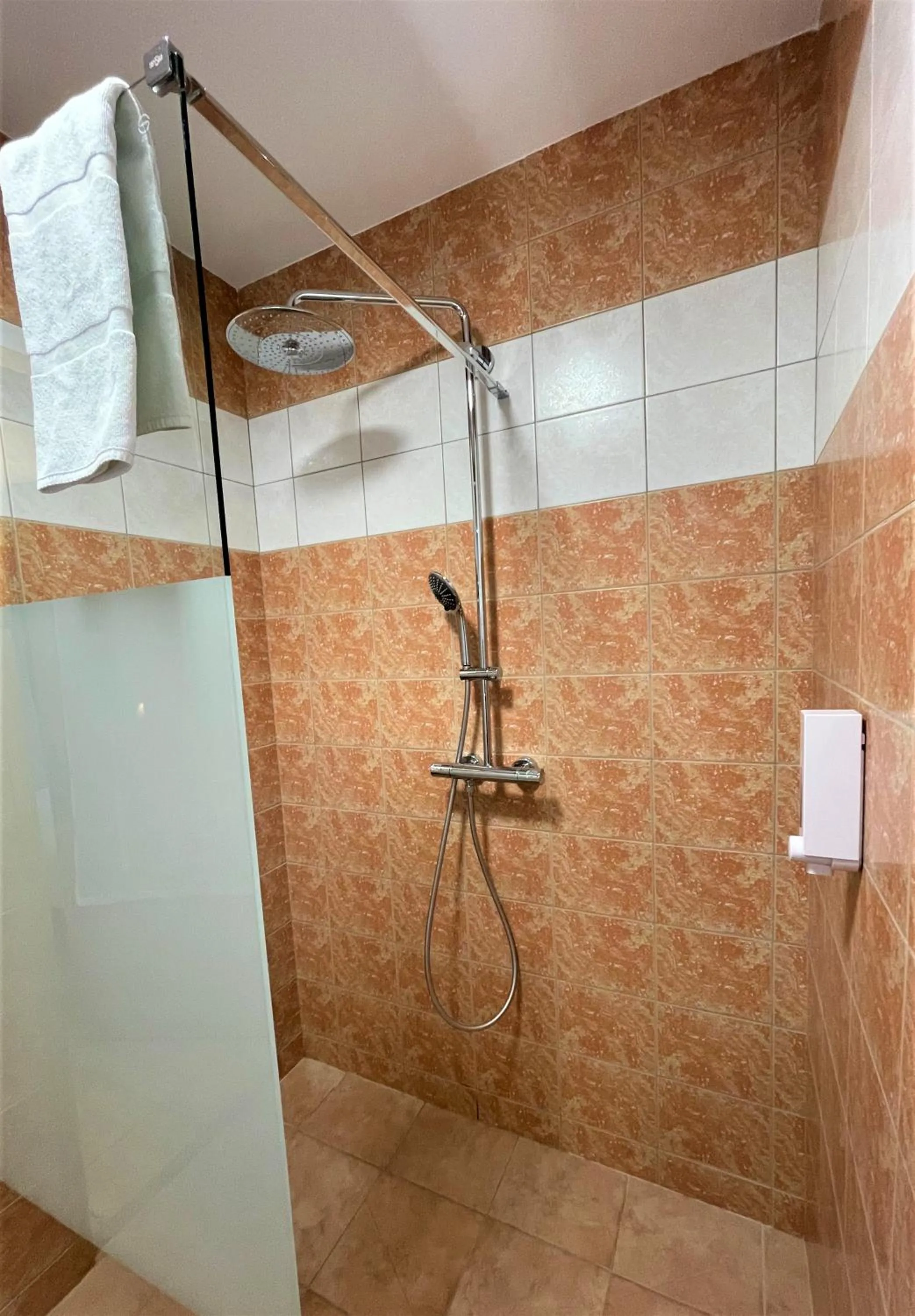 Shower in Le Mas Carré Séguret