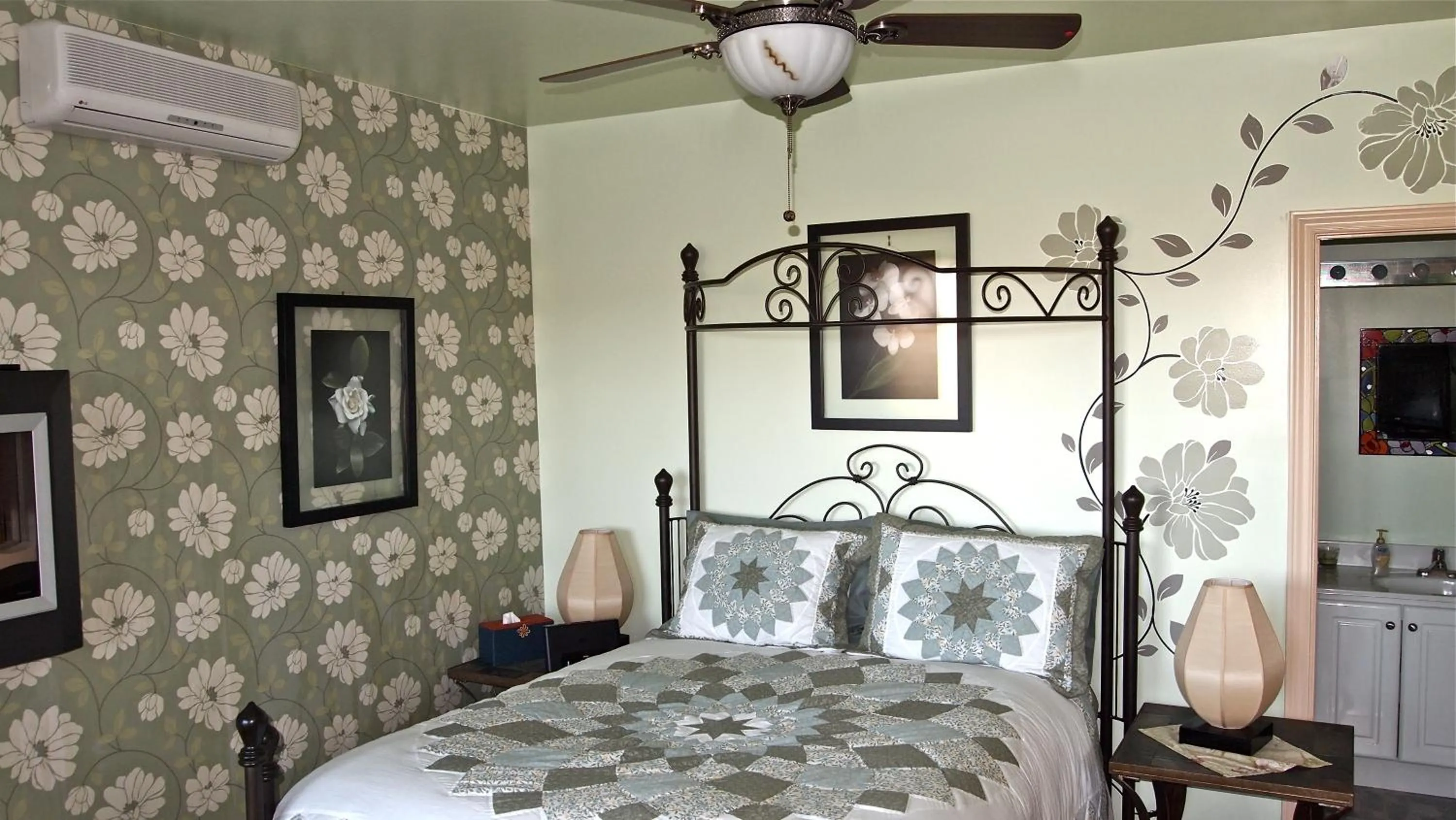 Photo of the whole room, Bed in Our Valley View Bed & Breakfast