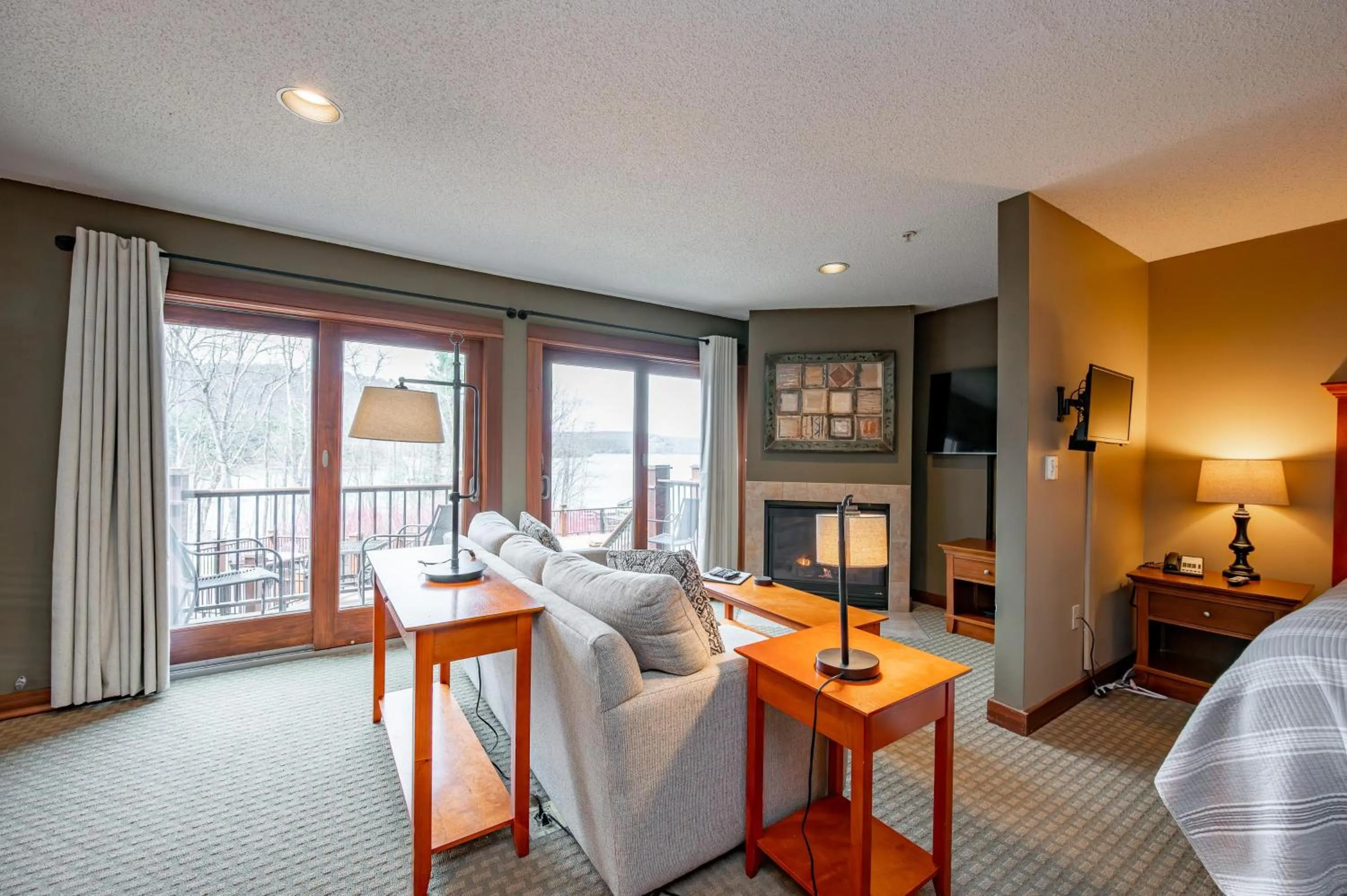 A125 Studio Lake View