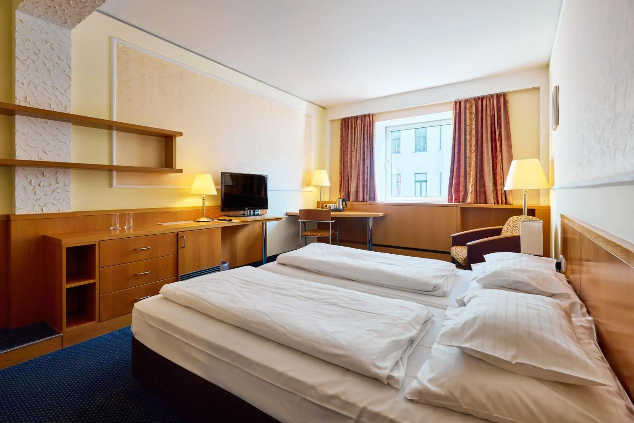 Bed in Hotel Strudlhof Vienna