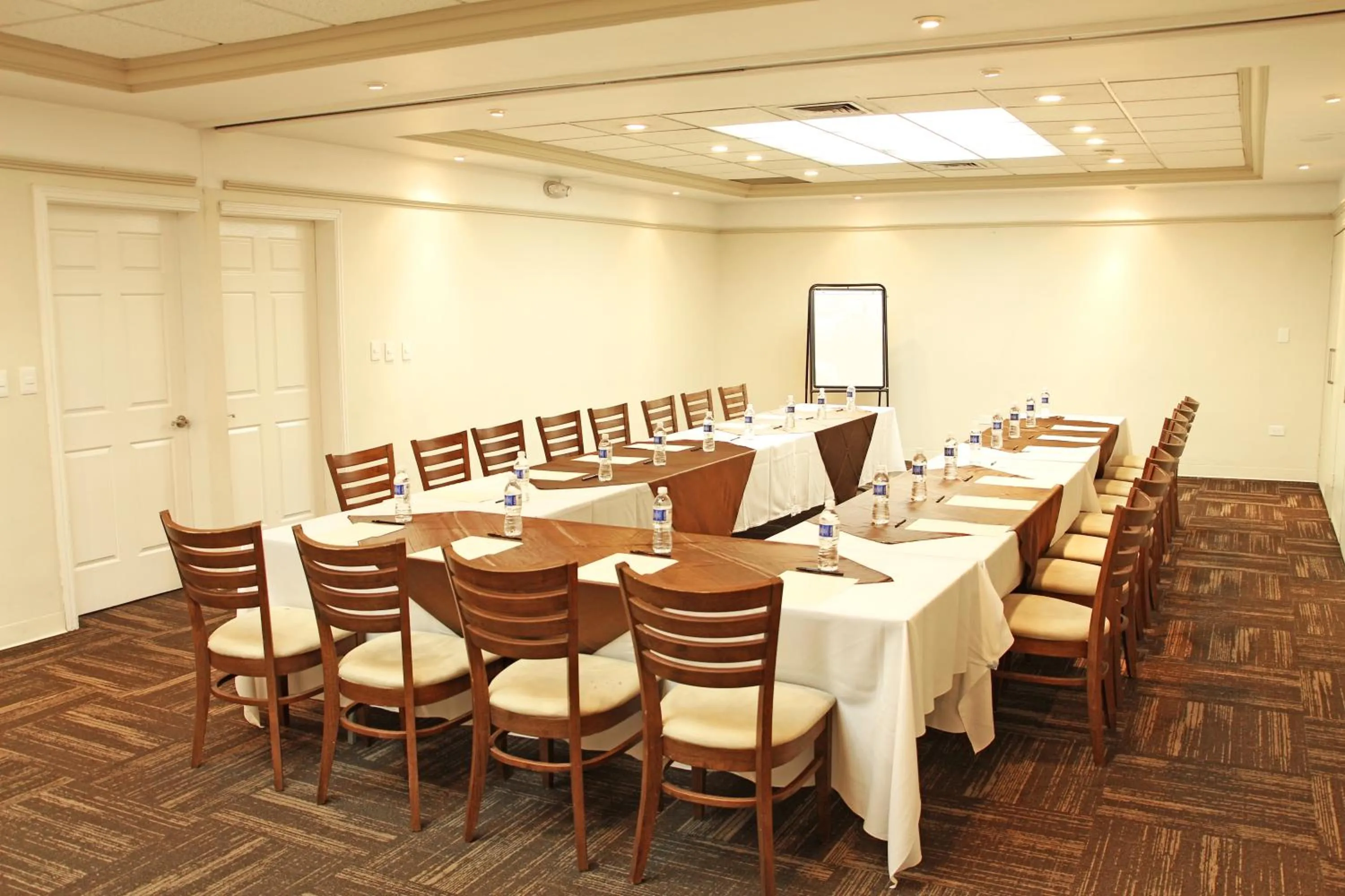 Business facilities in Plaza de Oro