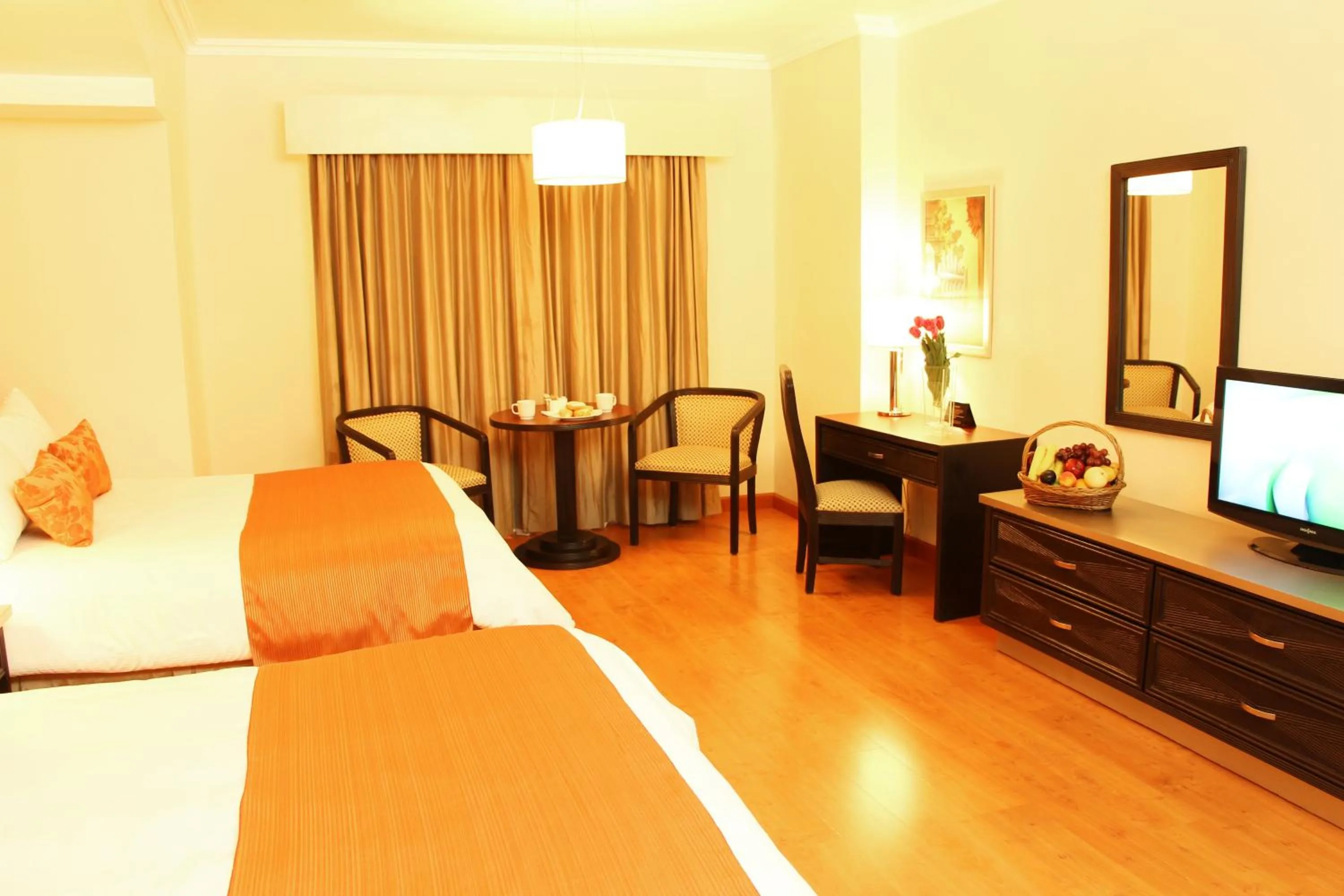 Photo of the whole room, Bed in Plaza de Oro