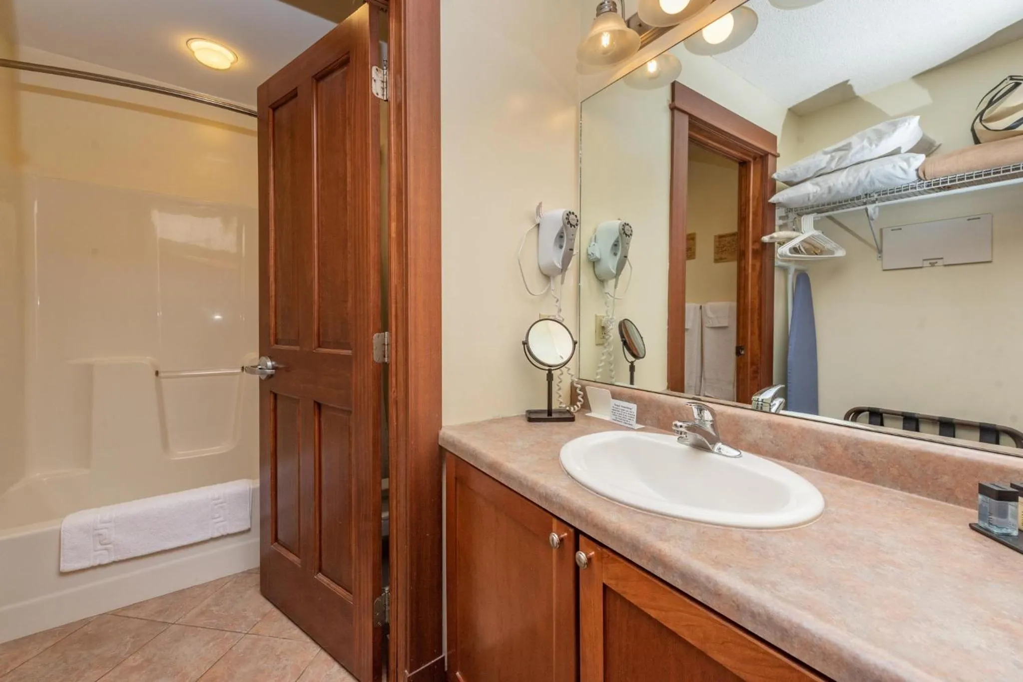 A213 Studio Lake View