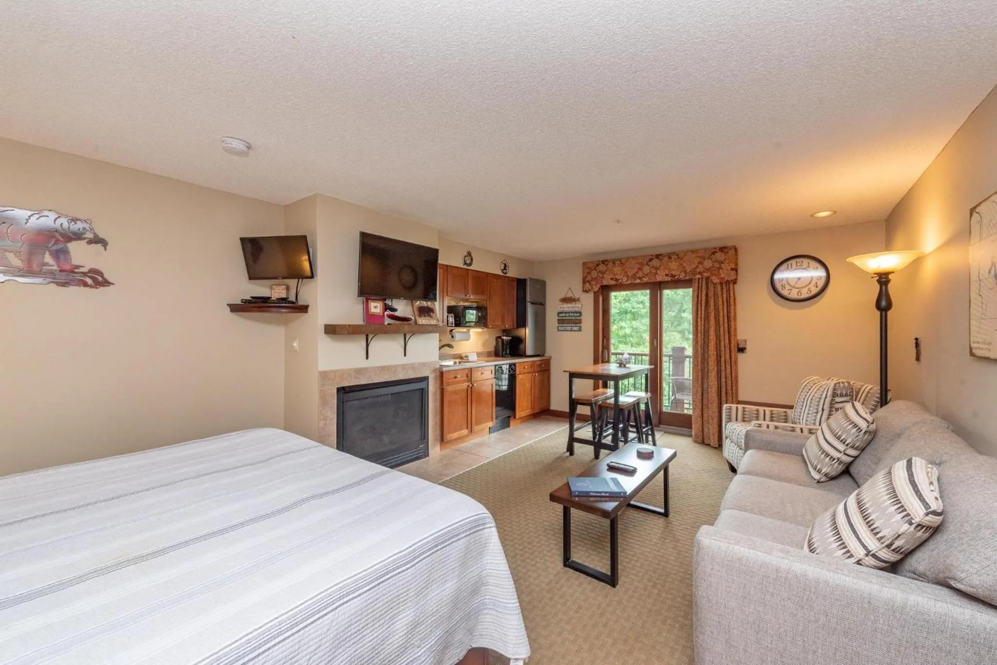 A213 Studio Lake View