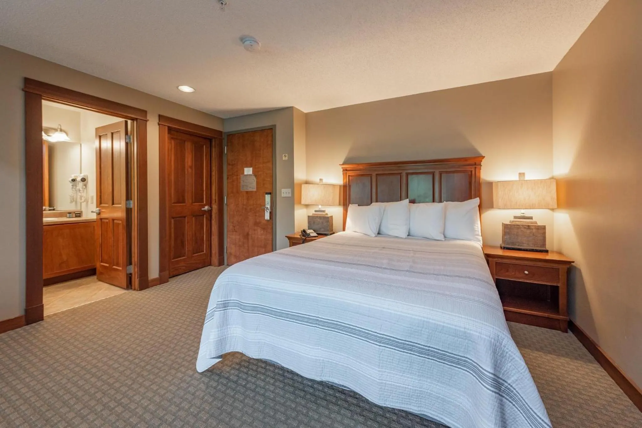 Bed in A305 Studio & Loft Lake View