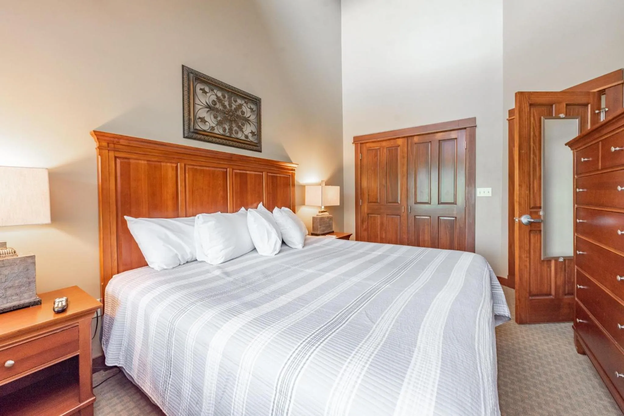 Bed in A307 One Bedroom & Loft Lake View