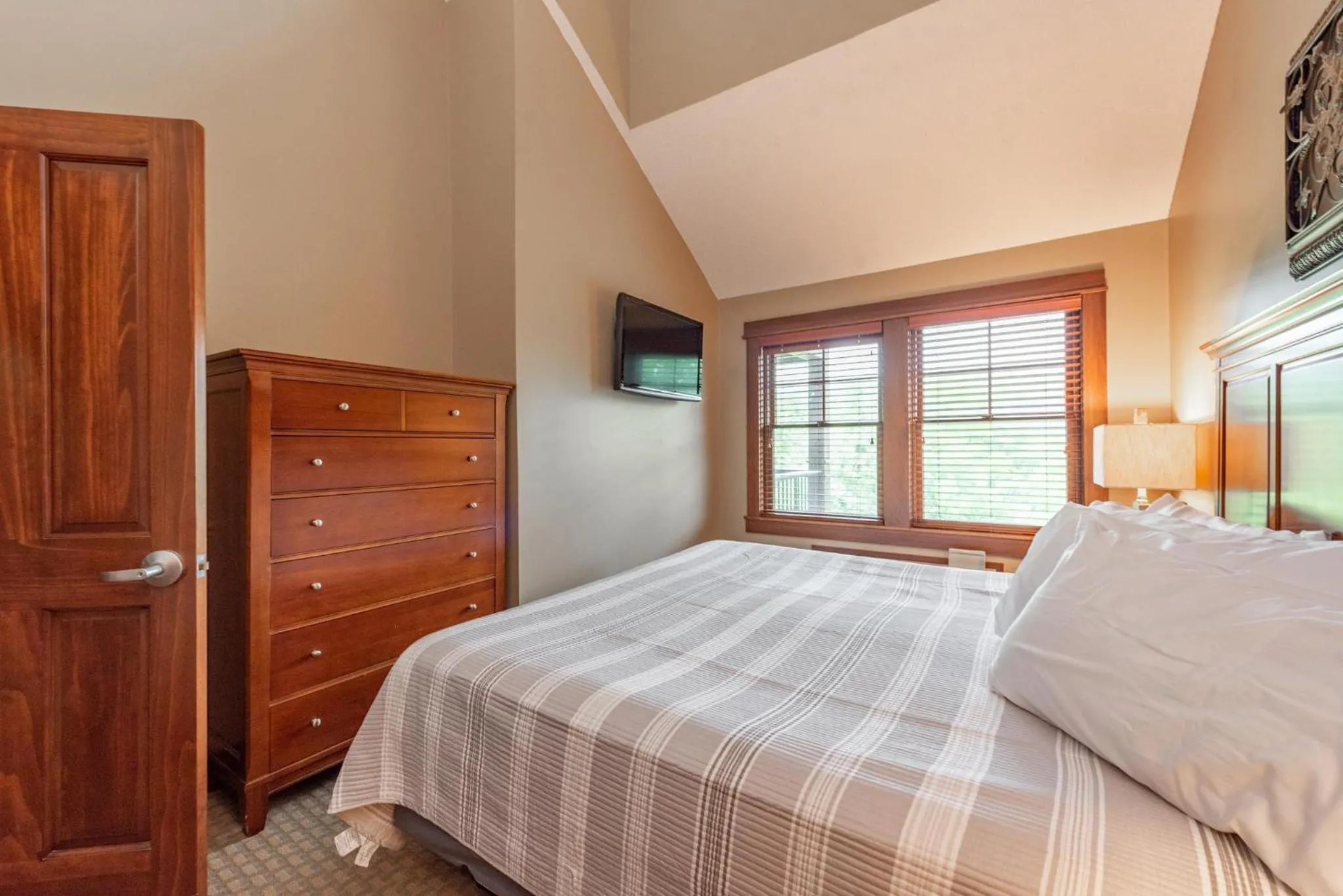 Bed in A307 One Bedroom & Loft Lake View