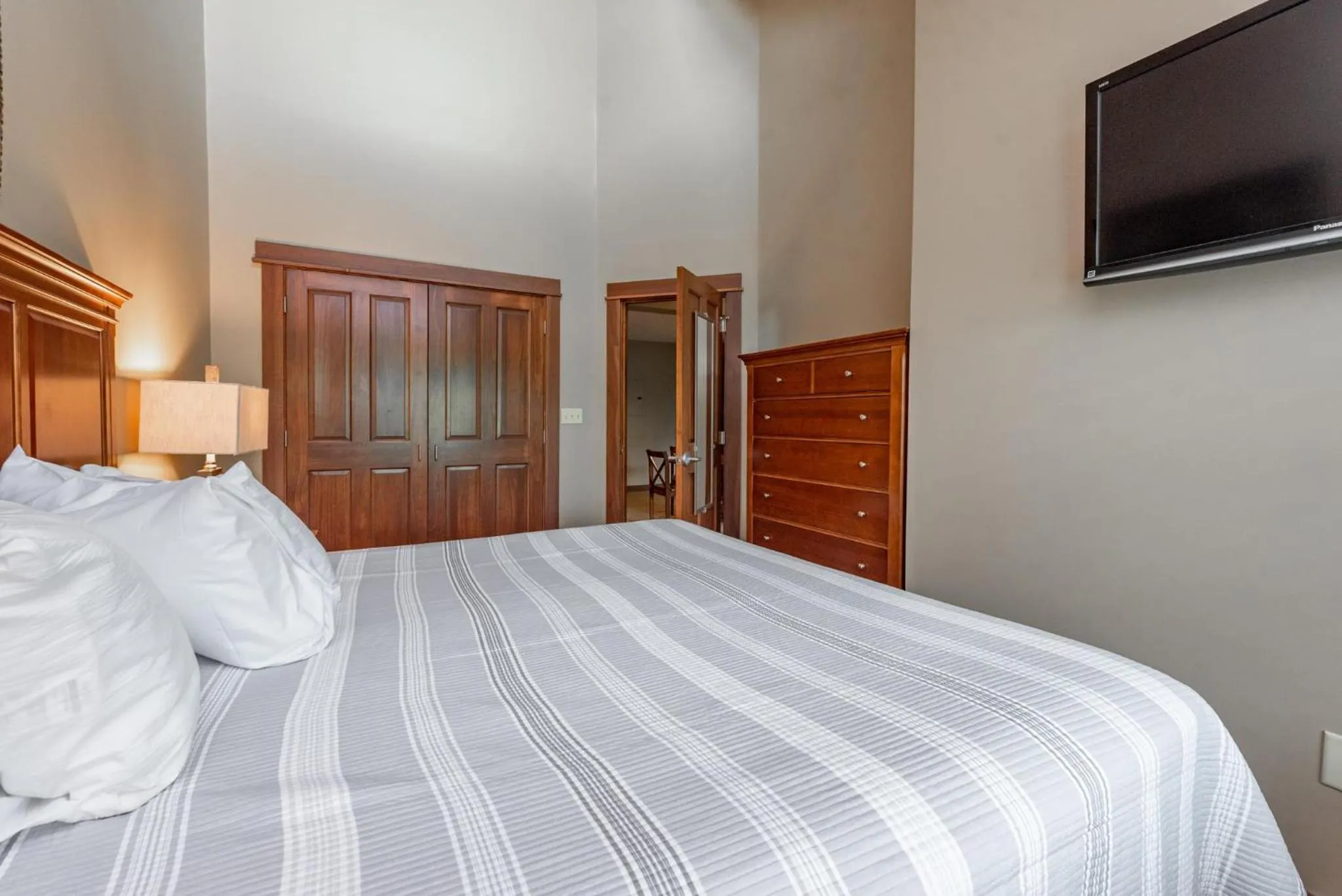 Bed in A307 One Bedroom & Loft Lake View