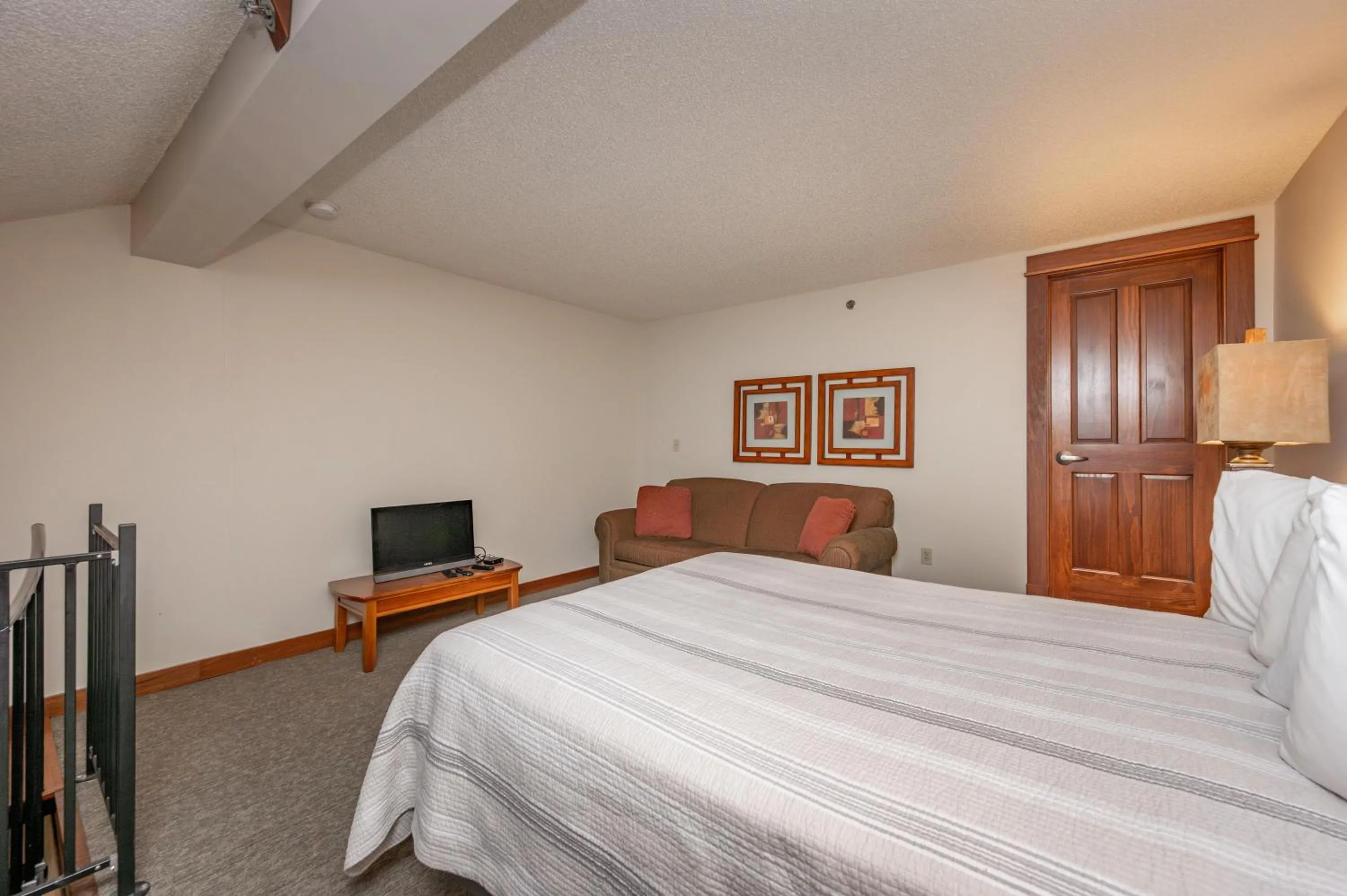 Bed in A309 Studio & Loft Lake View