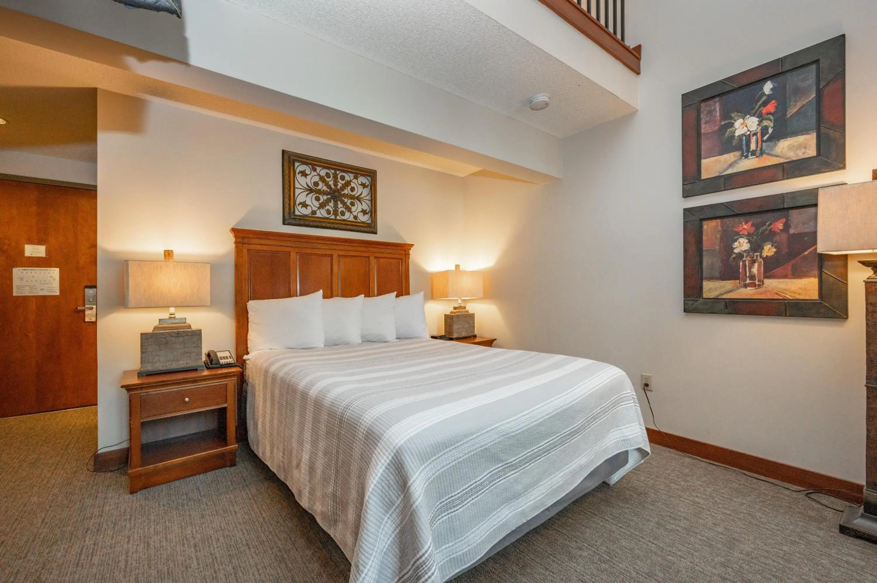 Bed in A309 Studio & Loft Lake View