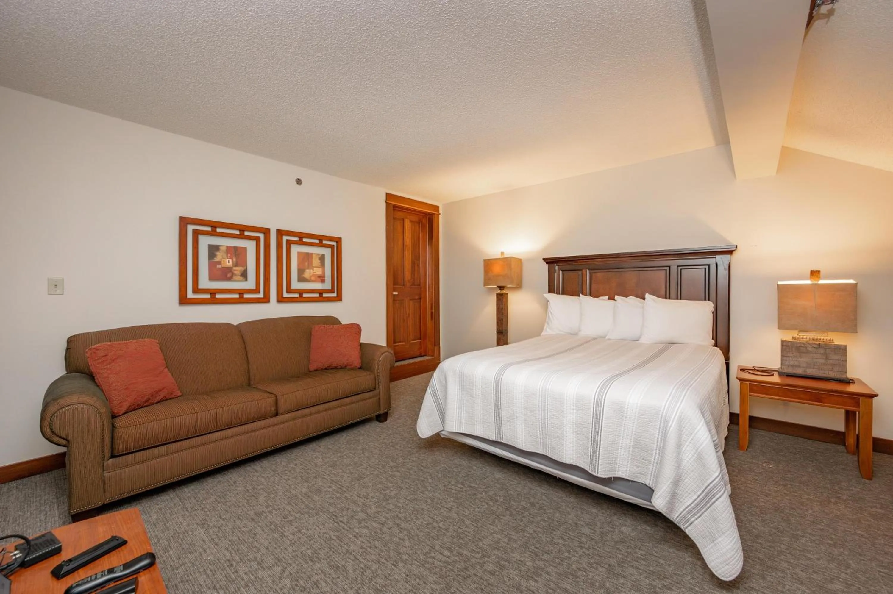 Bed in A309 Studio & Loft Lake View