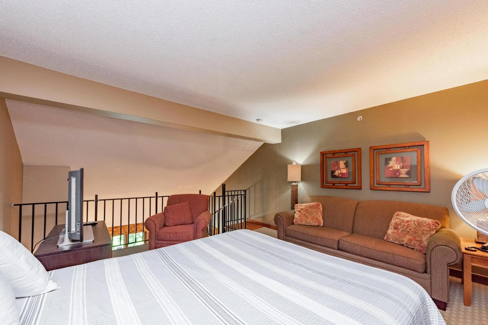 Bed in A313 Studio & Loft Lake View