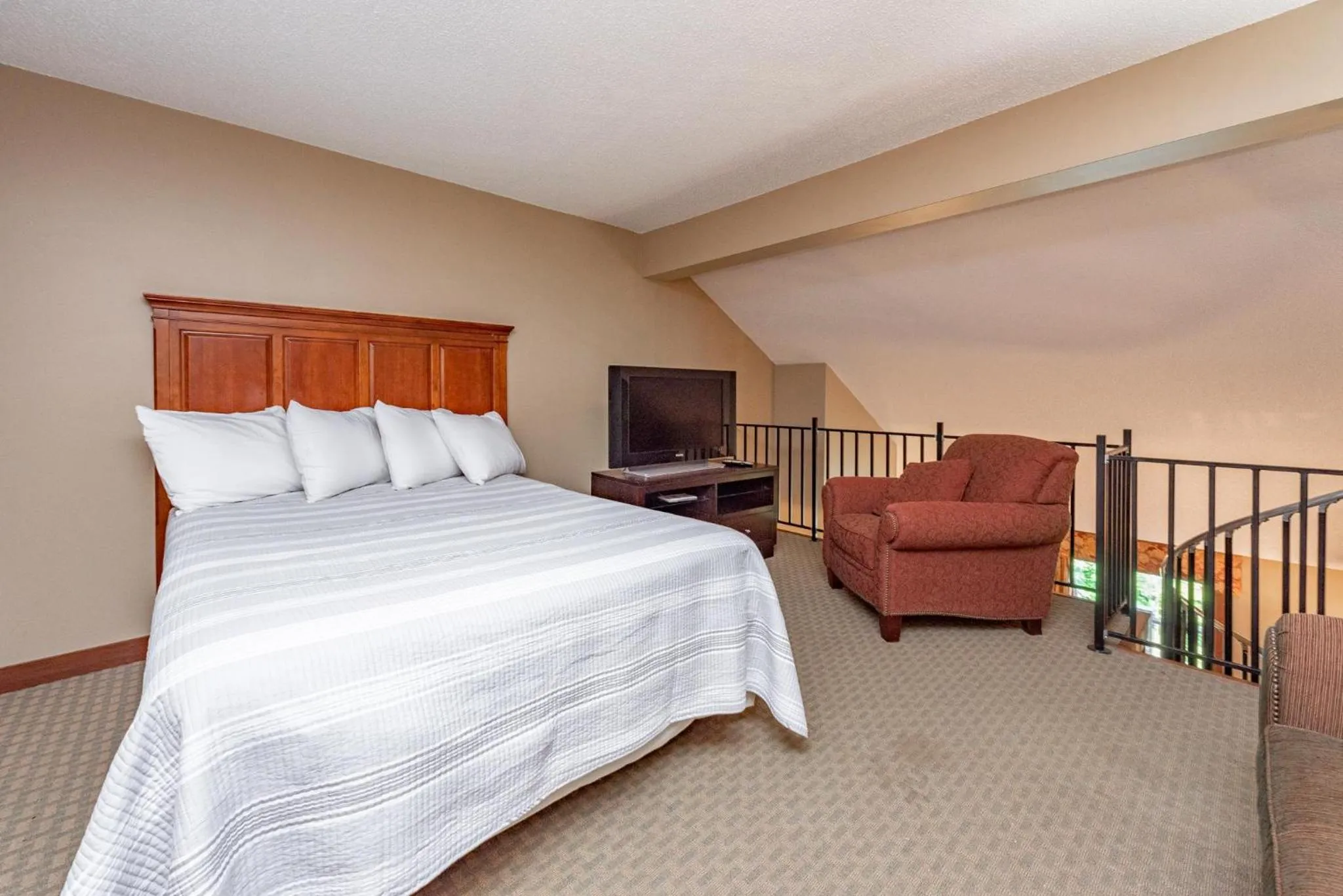 Bed in A313 Studio & Loft Lake View