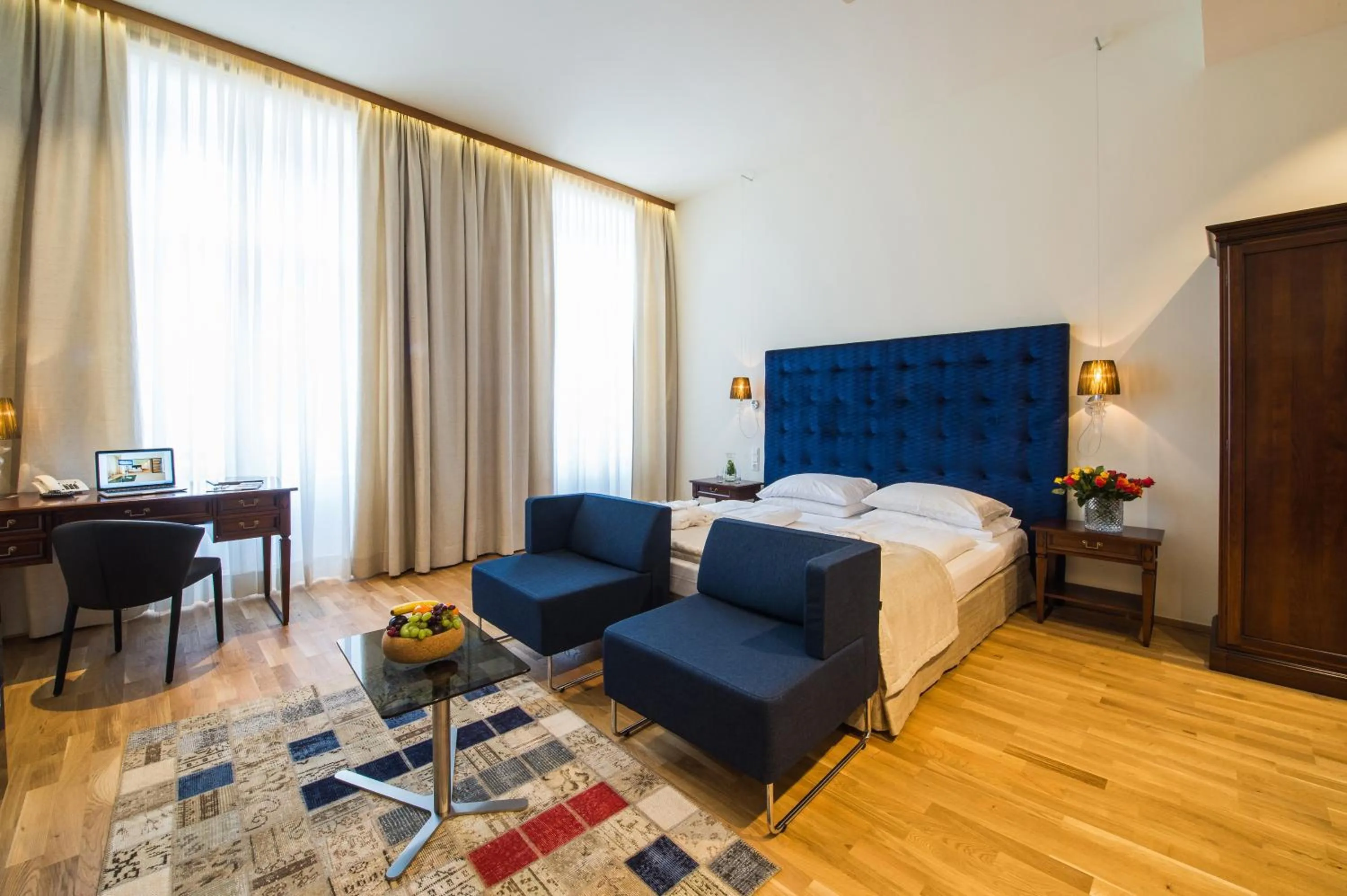 Living room, Bed in HiLight Suites Hotel