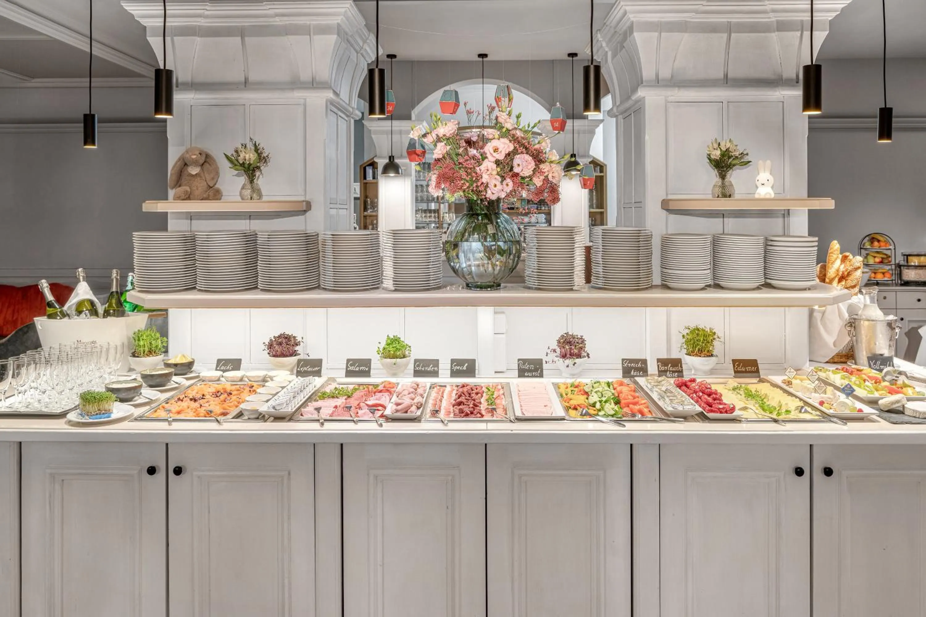 Restaurant/places to eat in Lisi Family Hotel