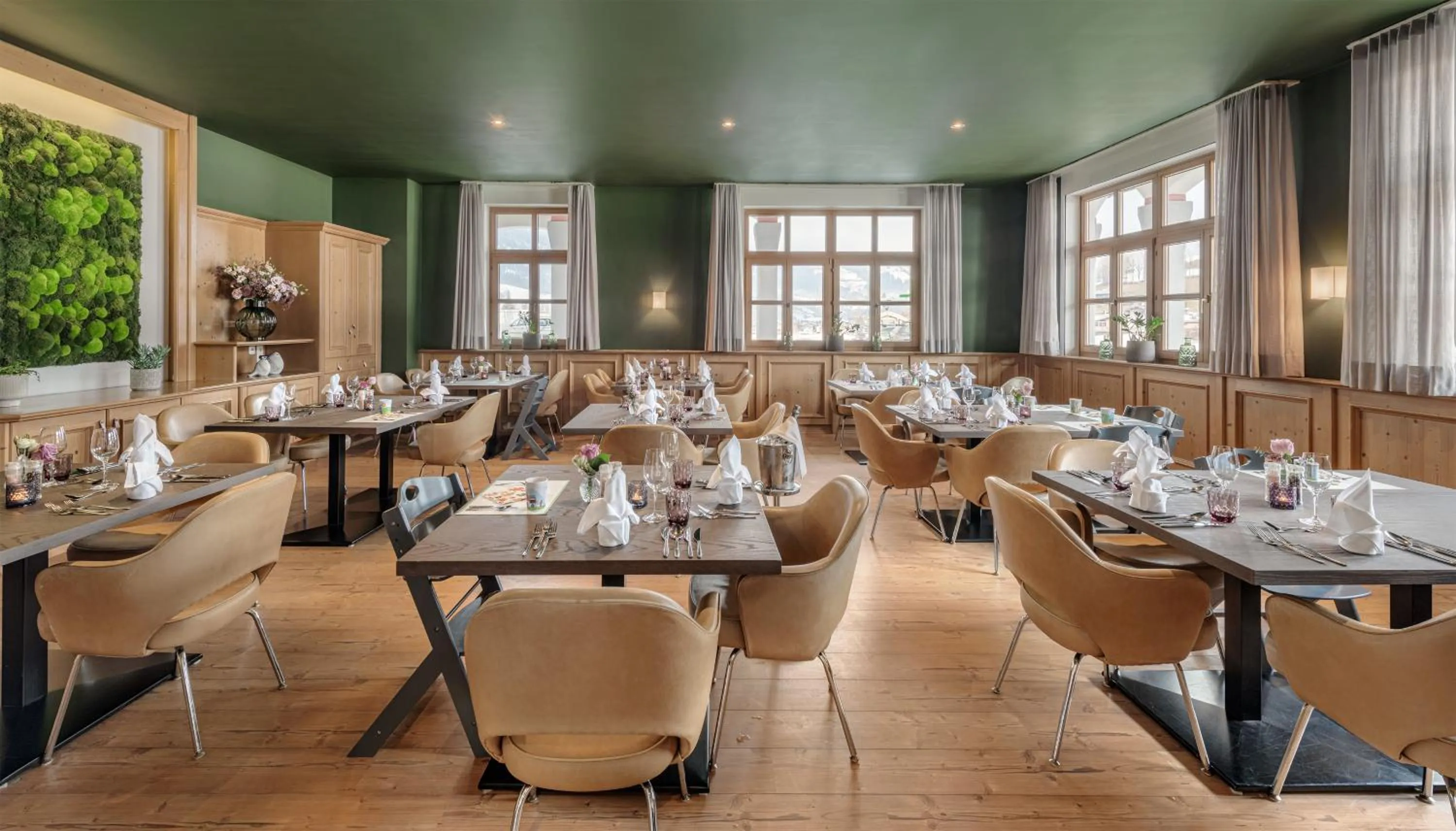 Restaurant/places to eat in Lisi Family Hotel