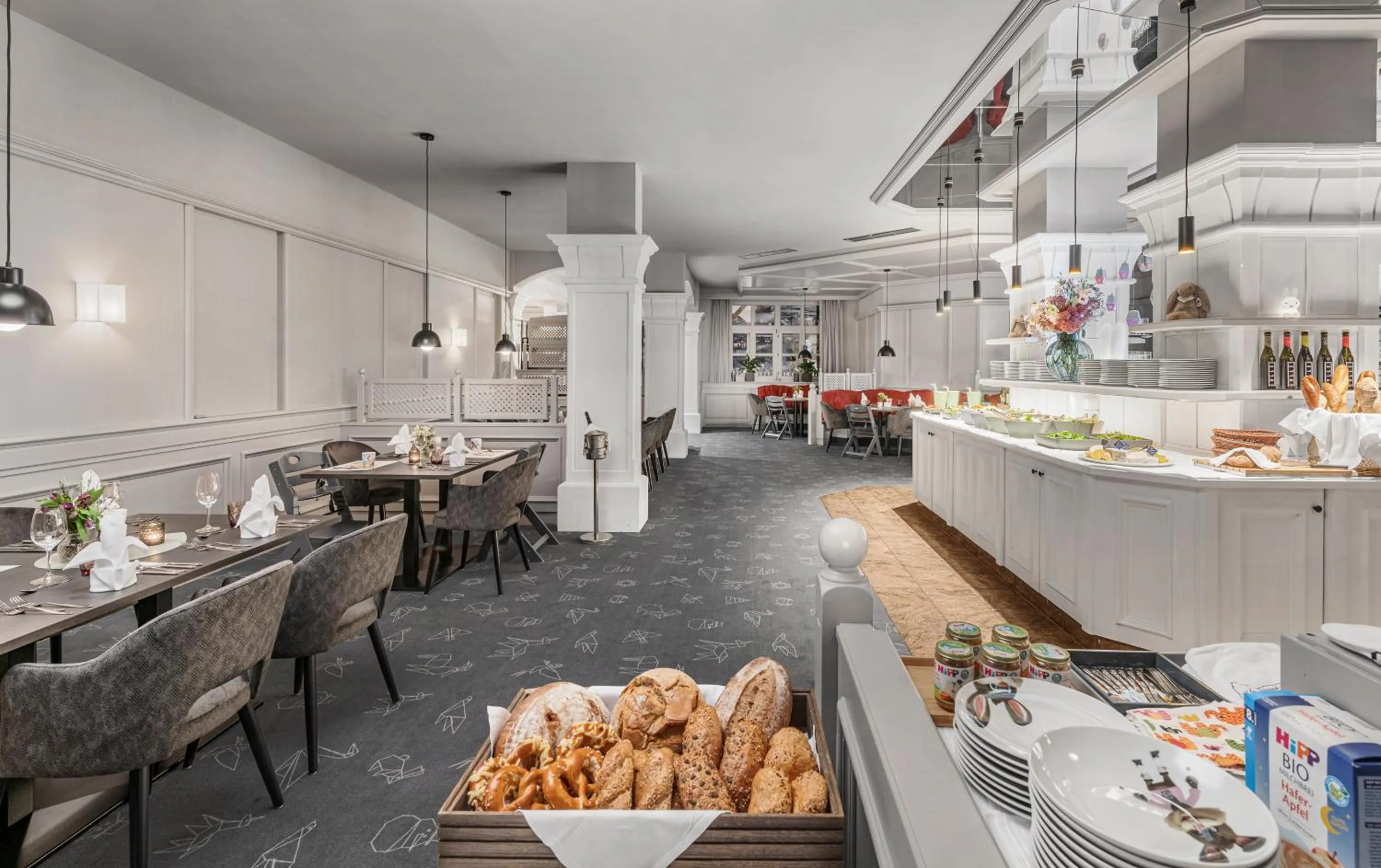 Restaurant/places to eat in Lisi Family Hotel