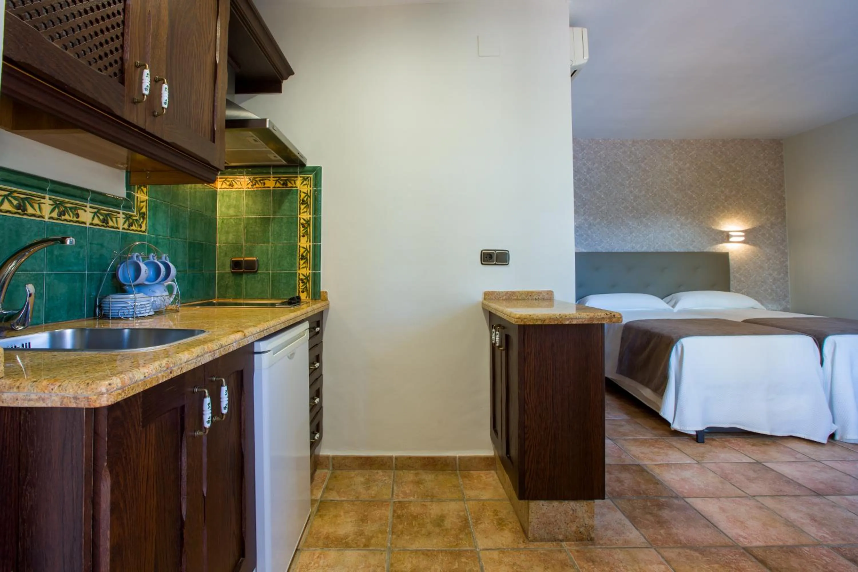 Kitchen or kitchenette, Bed in Hostal Don Joaquín Alora